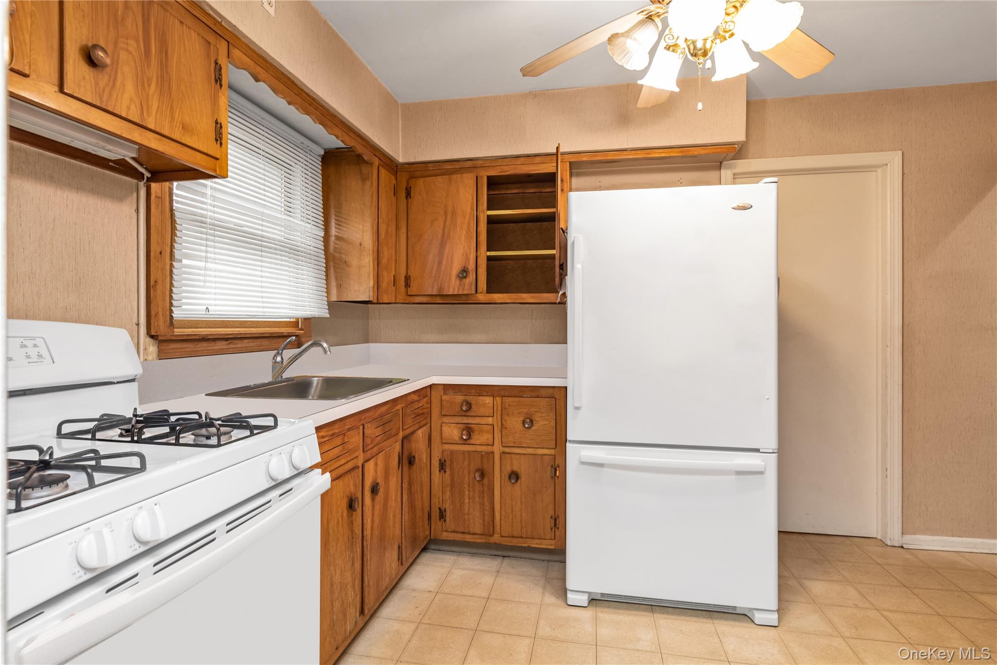 459 Albany Avenue, Lindenhurst, NY 11757