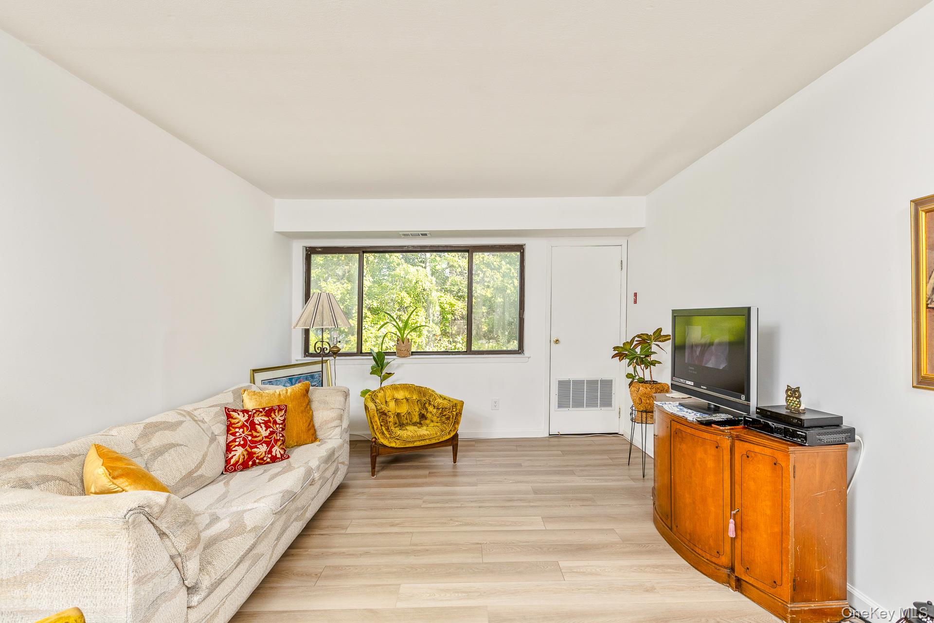 202 Pointe Circle North # 202, Coram, NY 11727