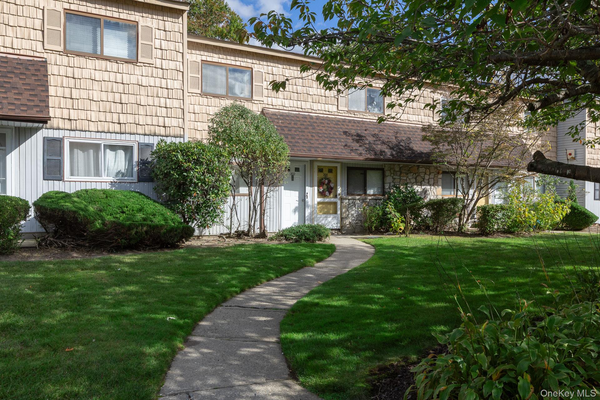 202 Pointe Circle North # 202, Coram, NY 11727