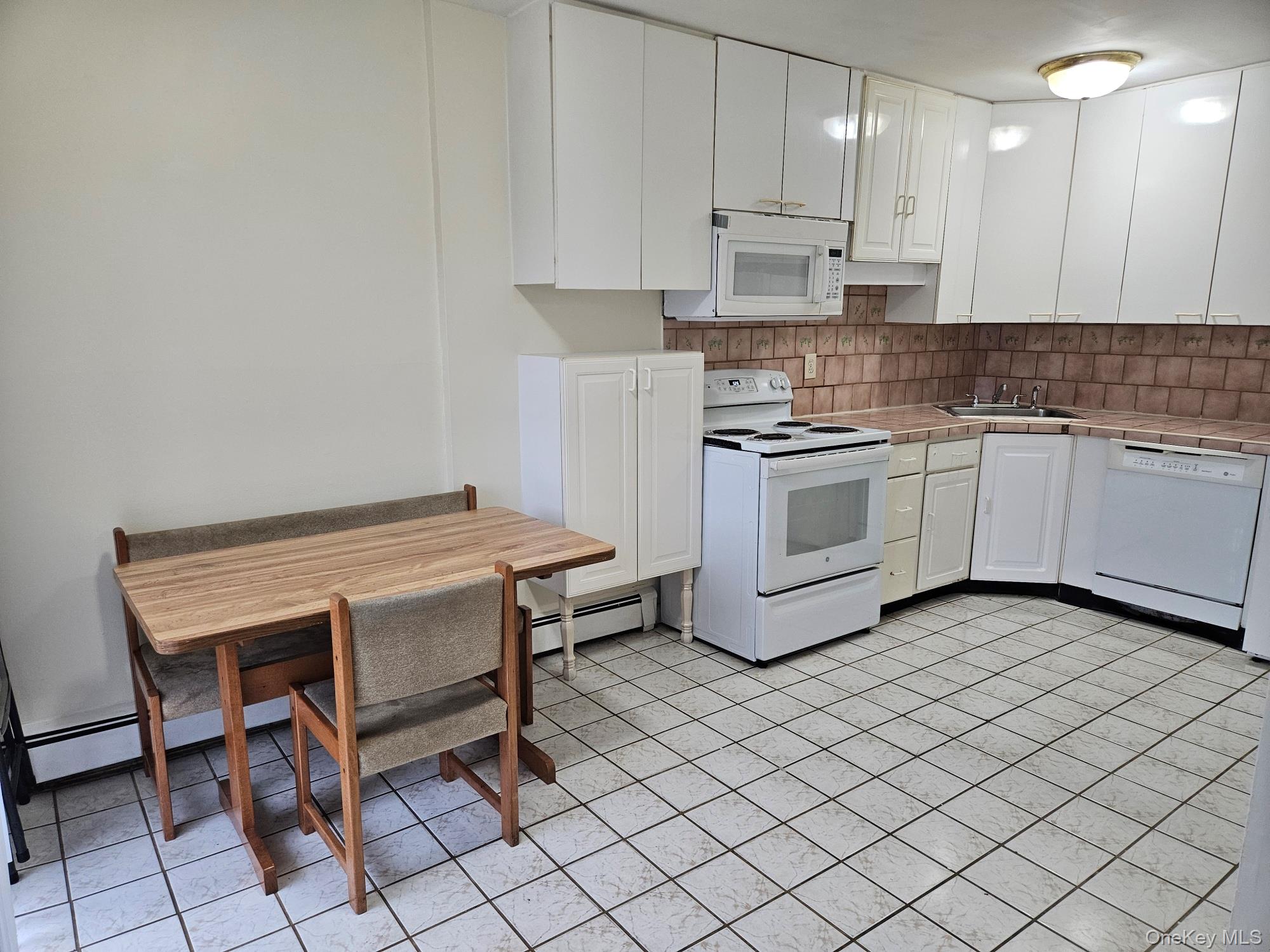 700 Broadway # 5, Amityville, NY 11701