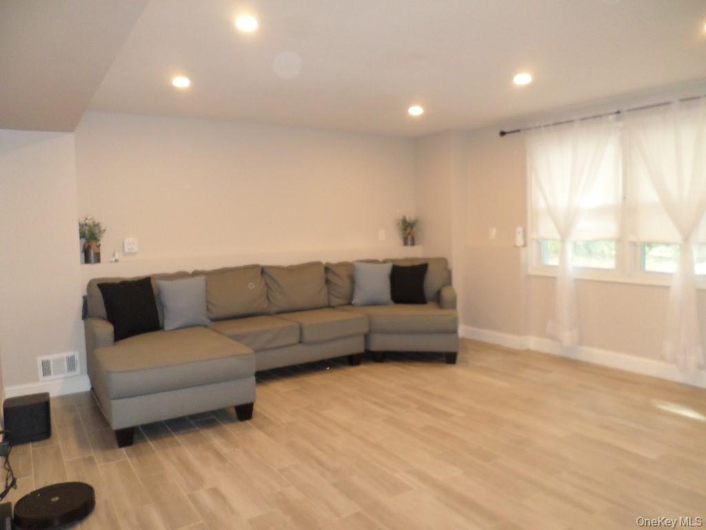 8 Jodi Lane, New City, NY 10956