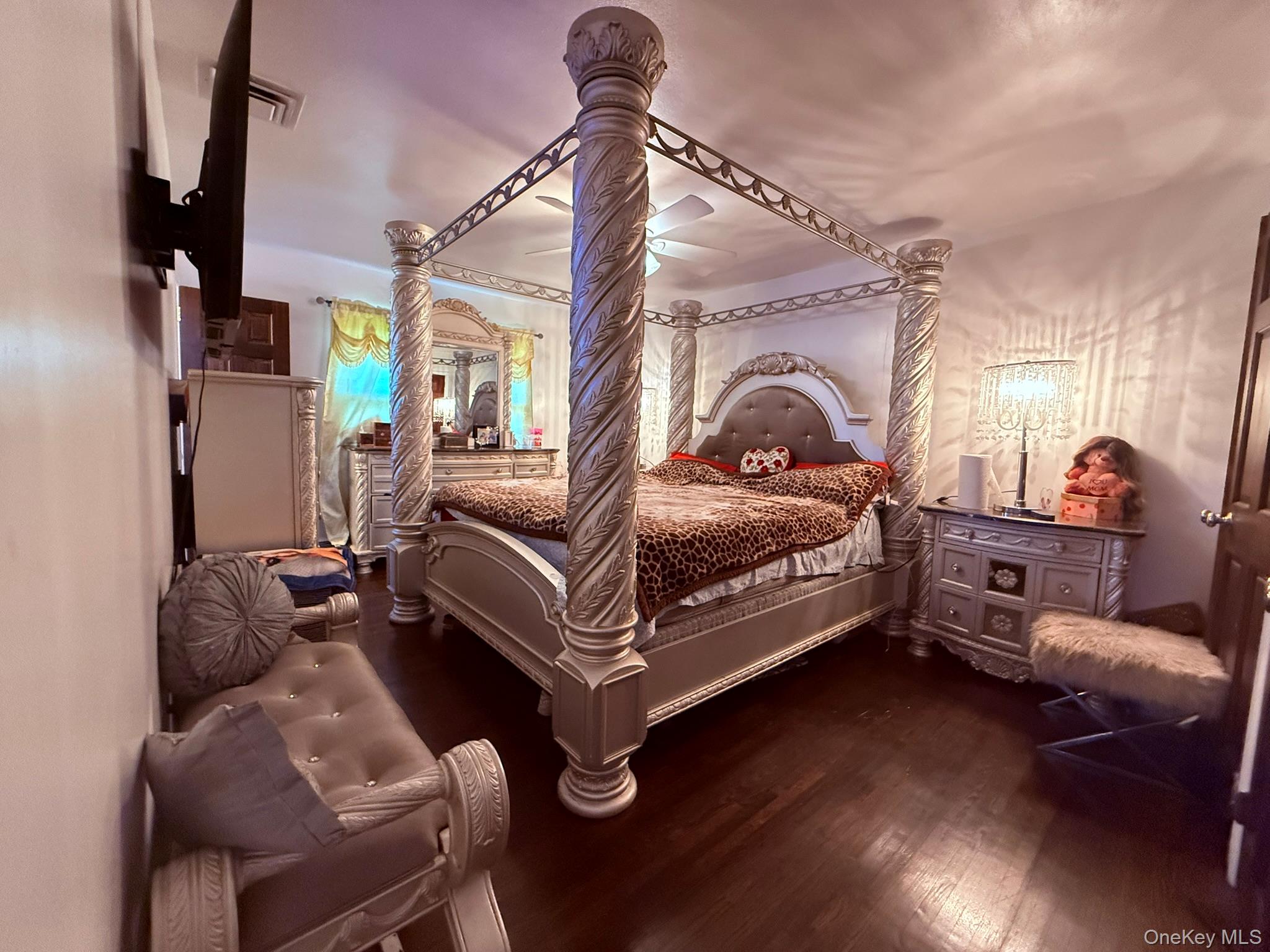 12 Hilton Court, Hicksville, NY 11801