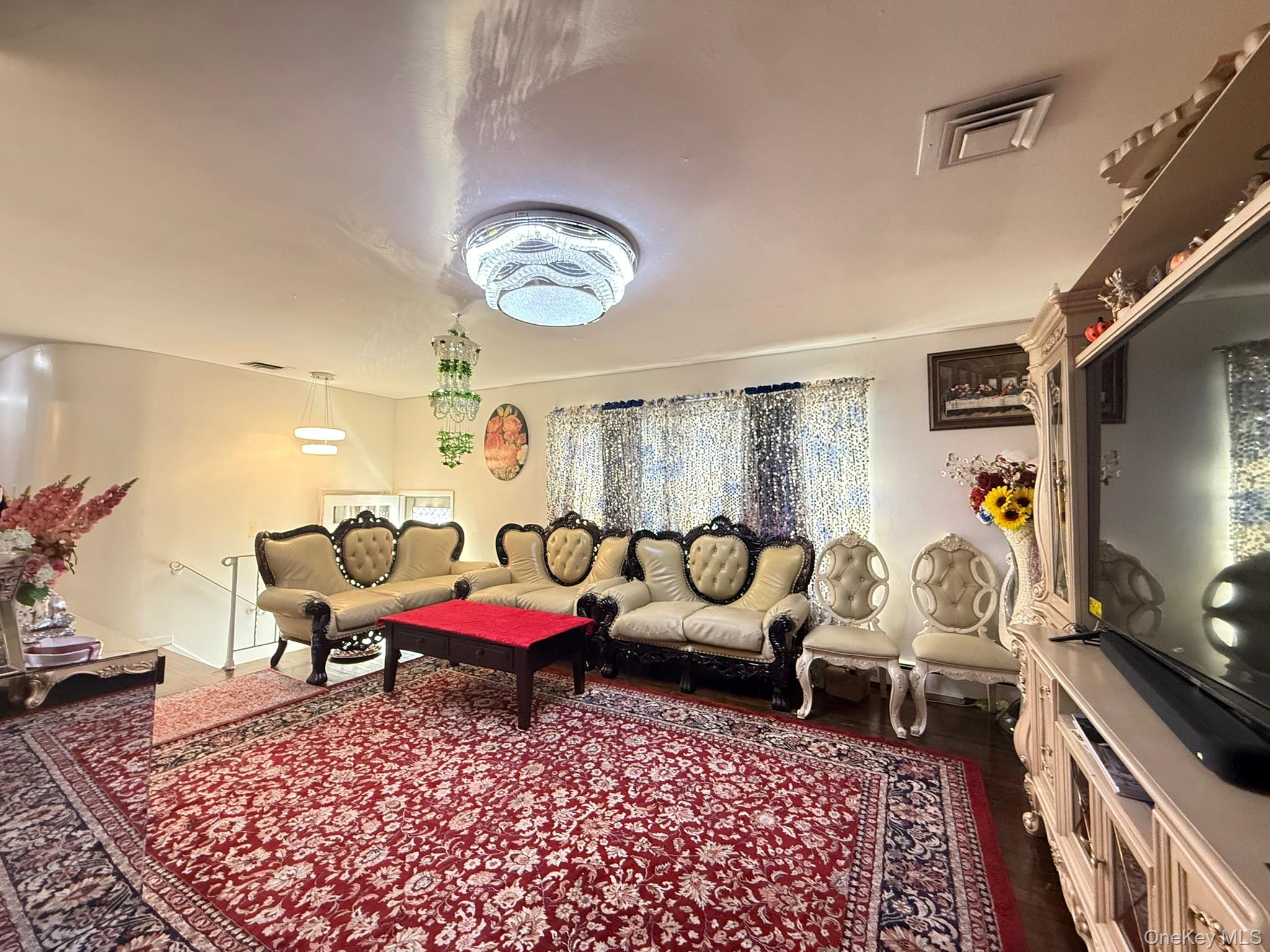 12 Hilton Court, Hicksville, NY 11801