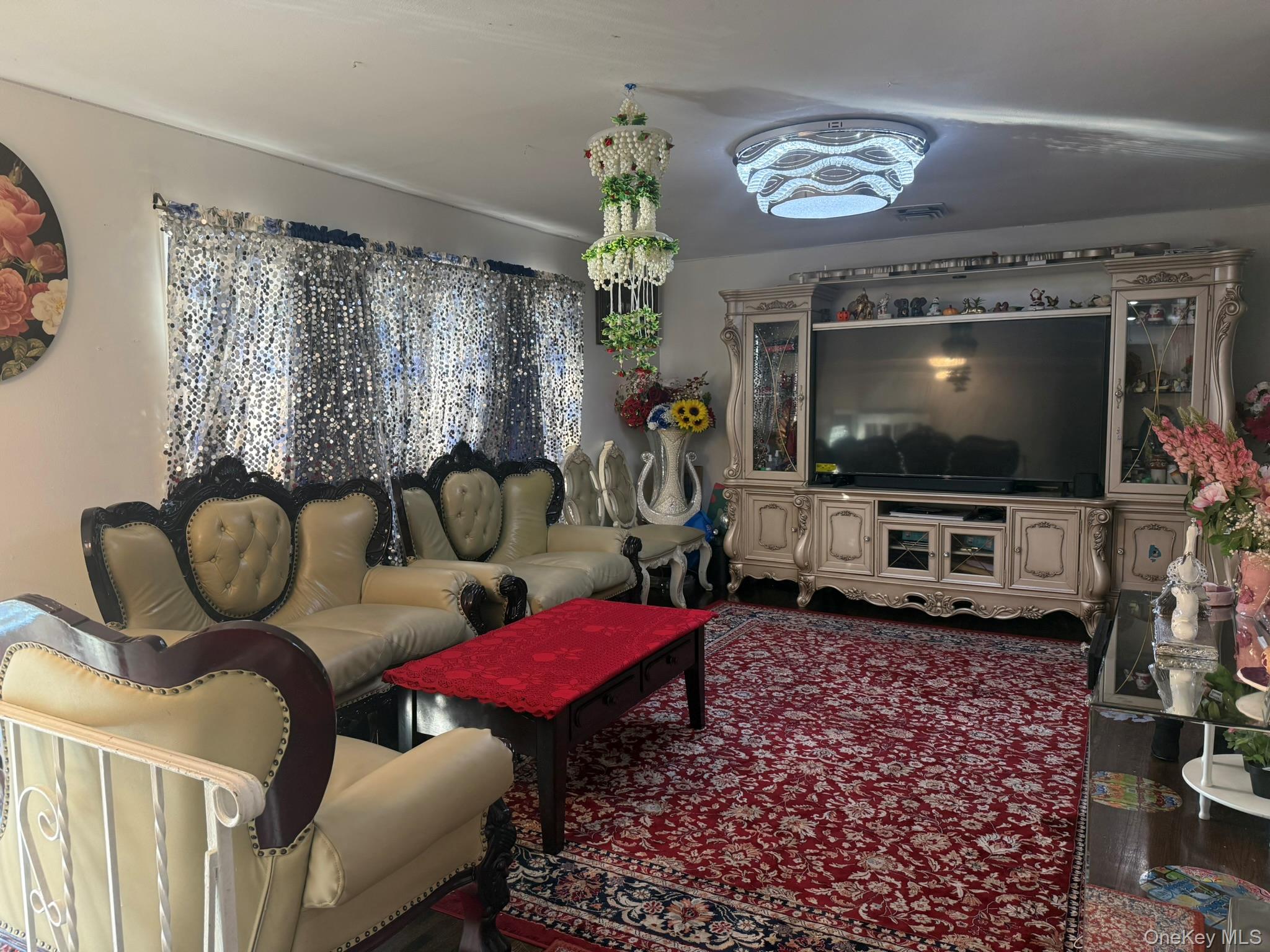 12 Hilton Court, Hicksville, NY 11801