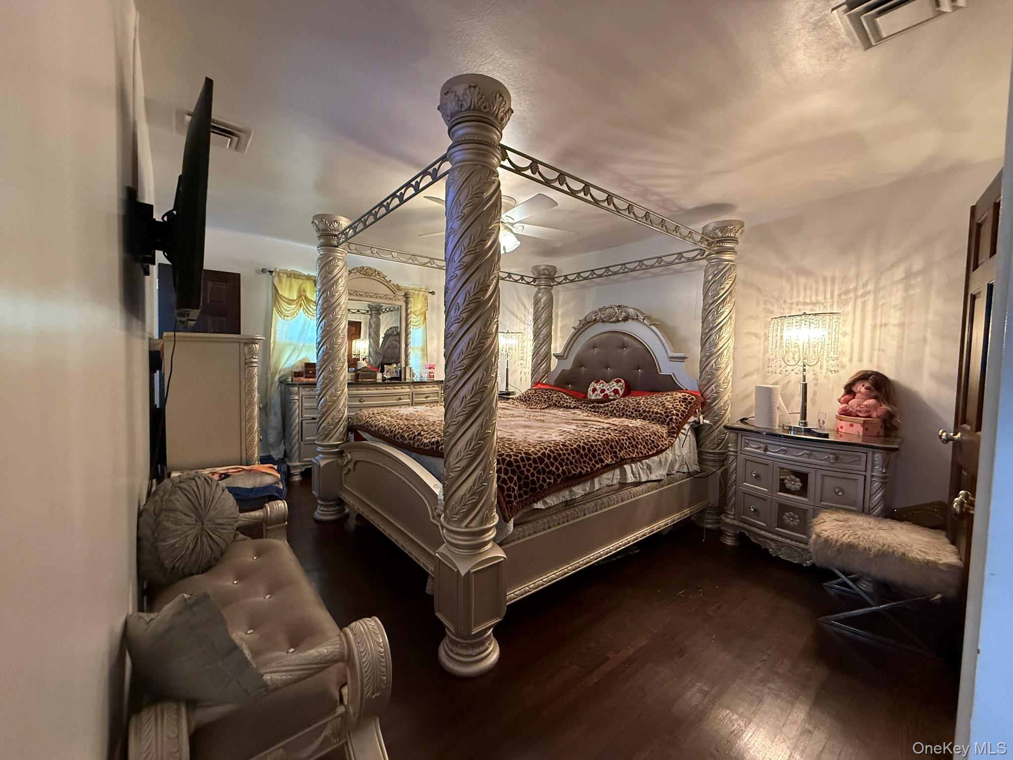 12 Hilton Court, Hicksville, NY 11801