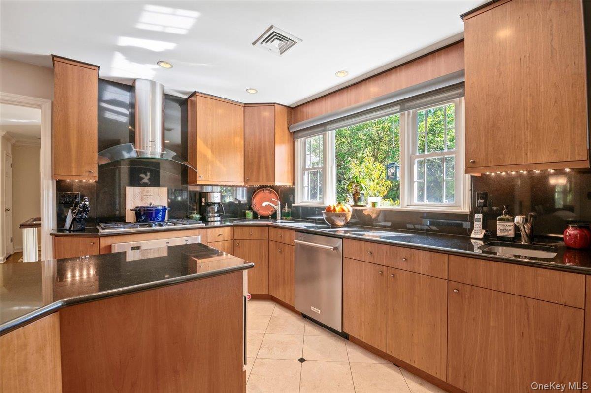 71 Cove Road, Huntington, NY 11743