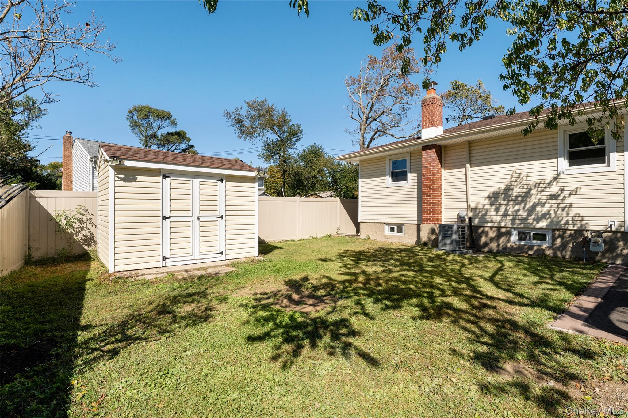 6 Merle Place, Deer Park, NY 11729