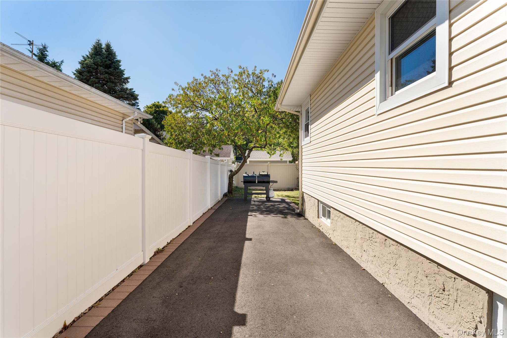 6 Merle Place, Deer Park, NY 11729