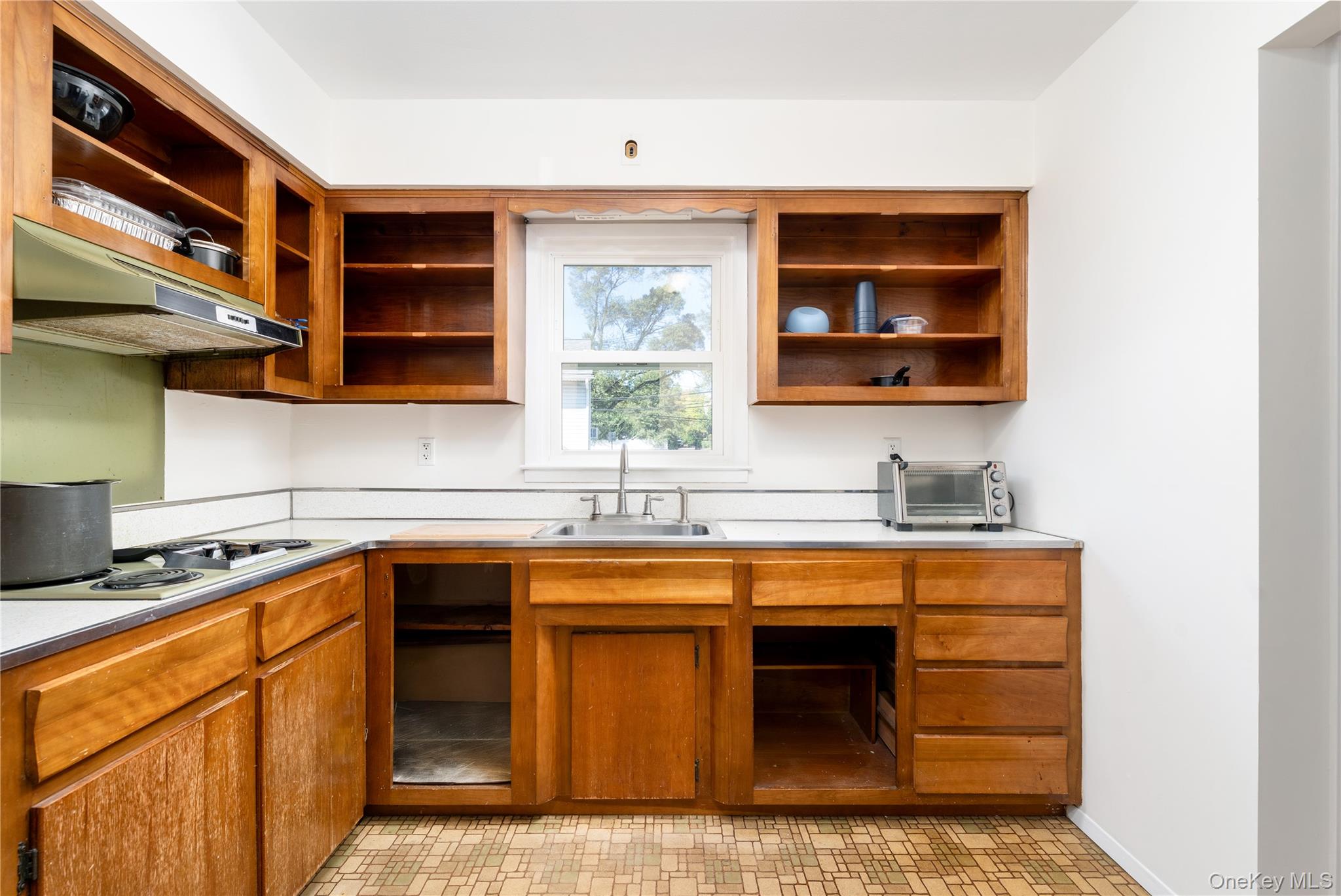 6 Merle Place, Deer Park, NY 11729