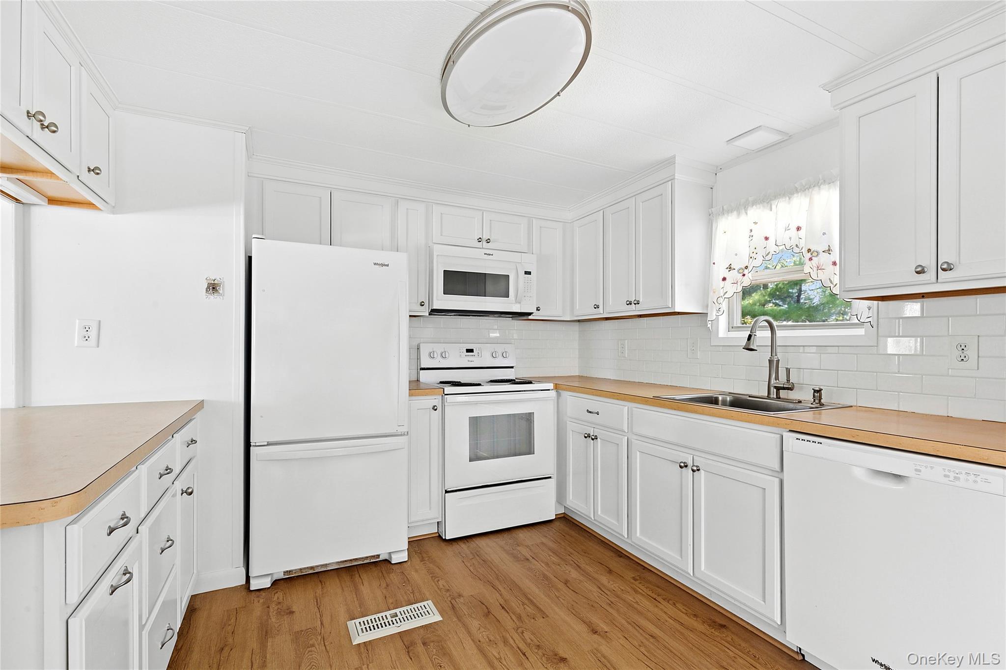 1661-434 Old Country Road, Riverhead, NY 11901