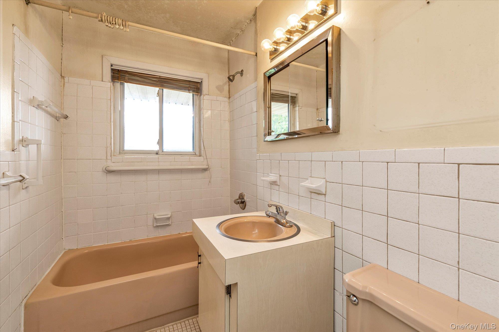 1 Toms Point Lane # Bldg.#2, Apt.4A, Port Washington, NY 11050