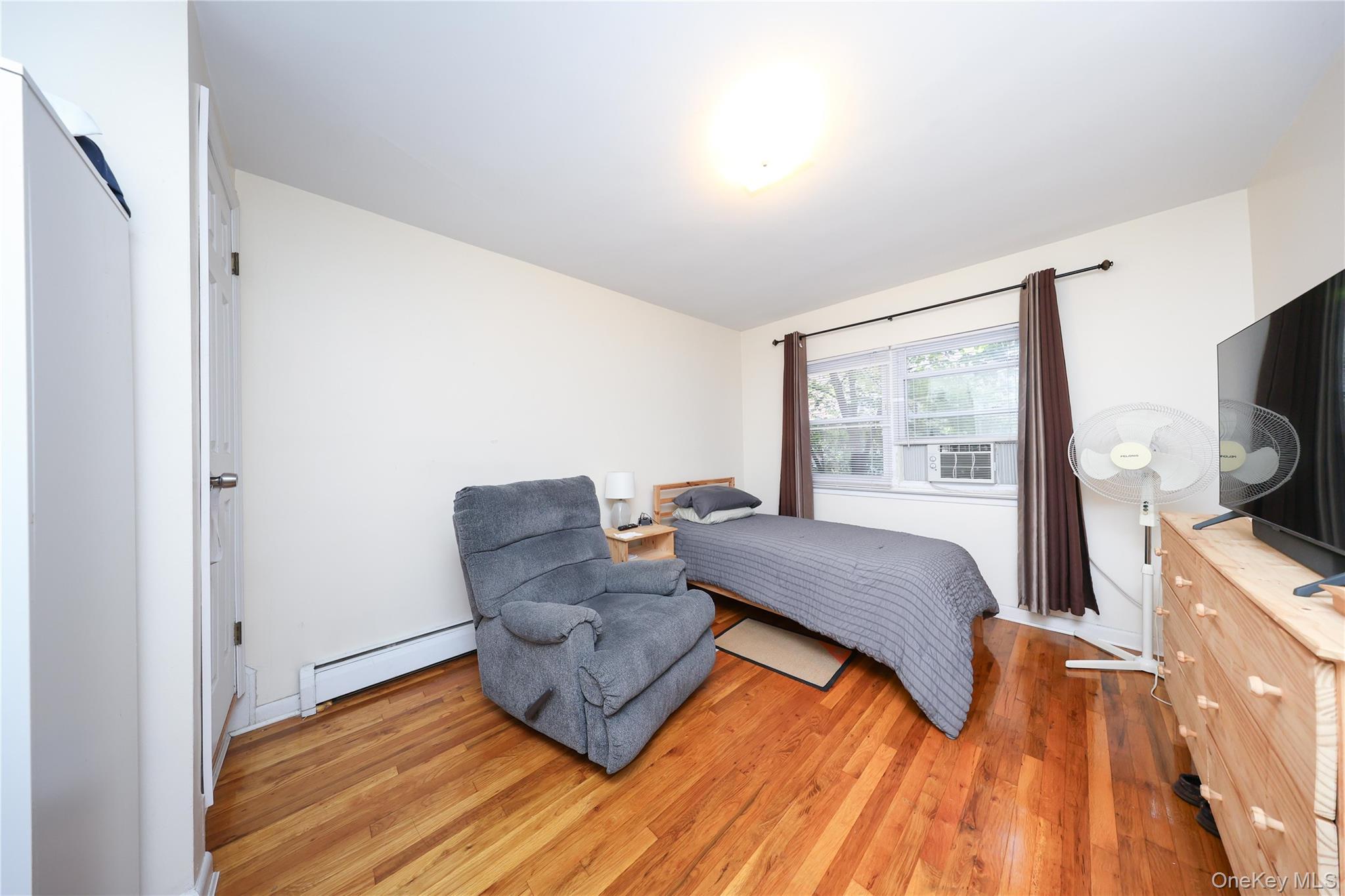 11708 Curzon Road, Richmond Hill, NY 11418