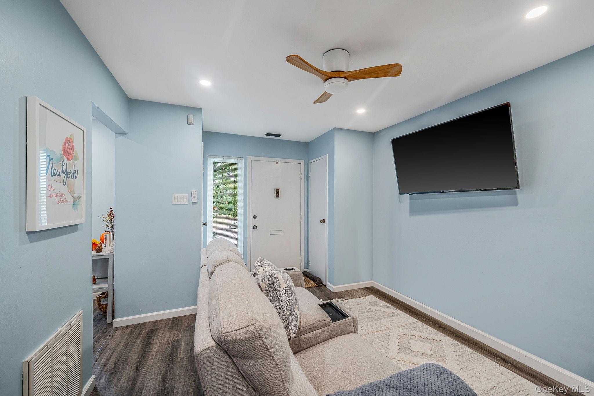 11 Poplar Court # B20, Selden, NY 11784