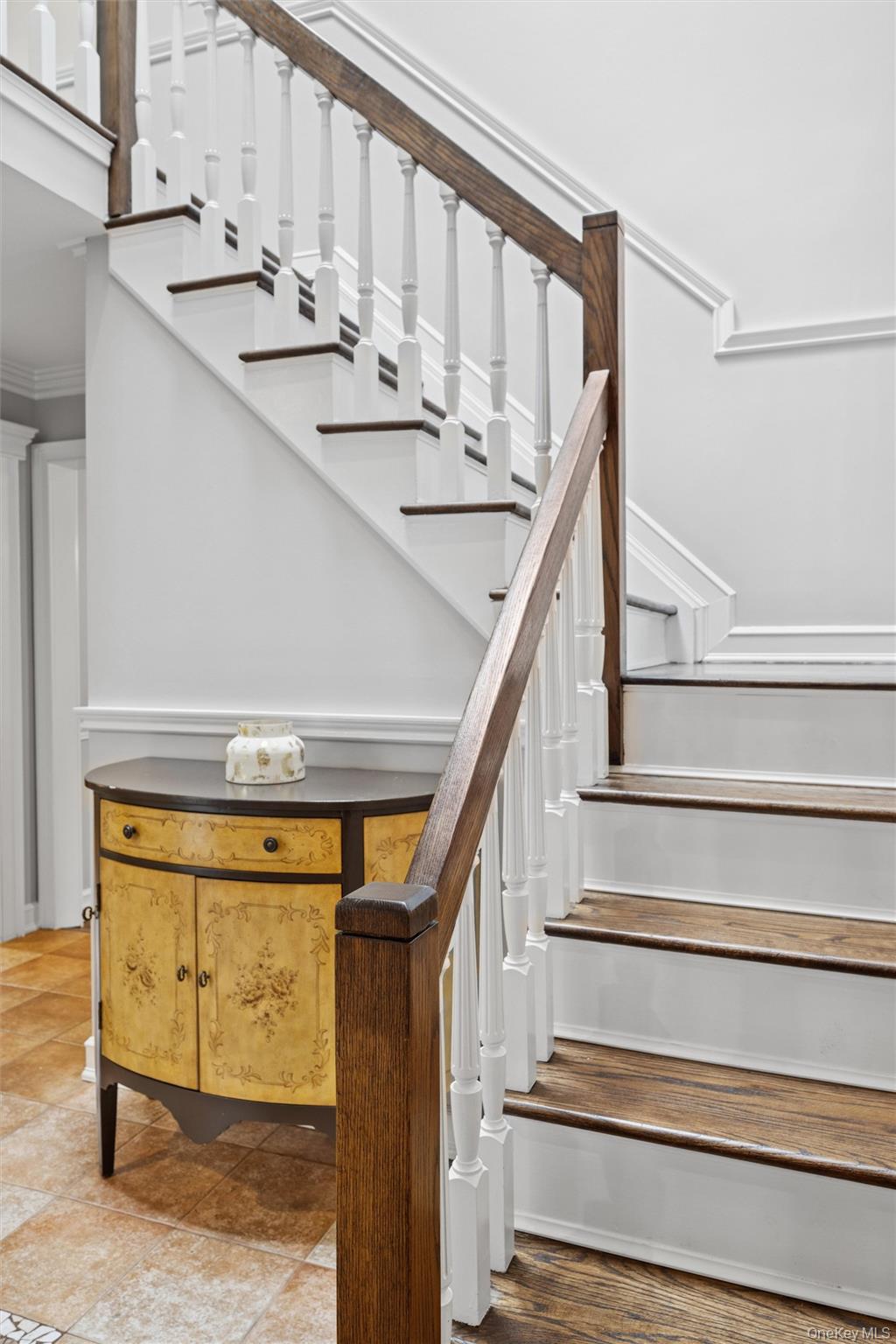 18 Knoll Lane, Glen Head, NY 11545