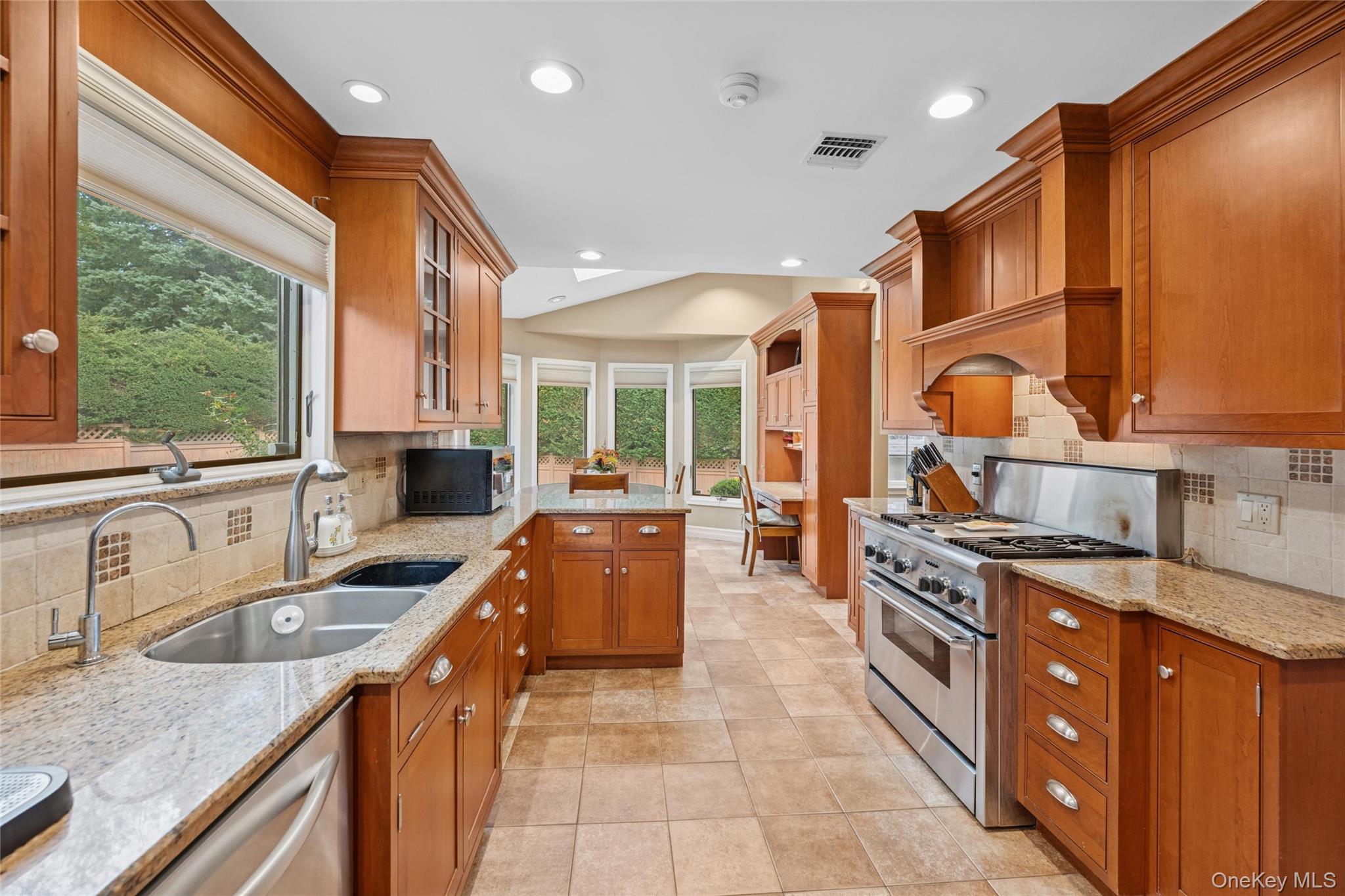 18 Knoll Lane, Glen Head, NY 11545