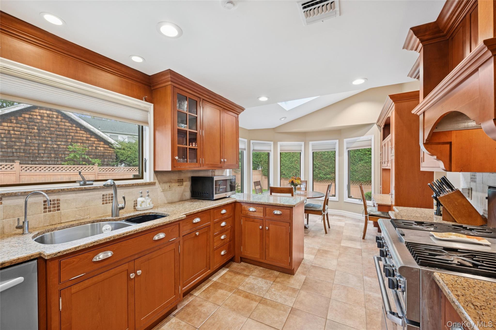 18 Knoll Lane, Glen Head, NY 11545