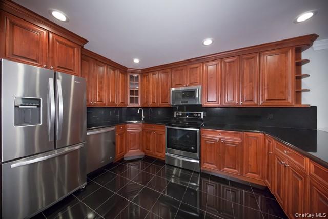 18 Adams Way # 18, Sayville, NY 11782