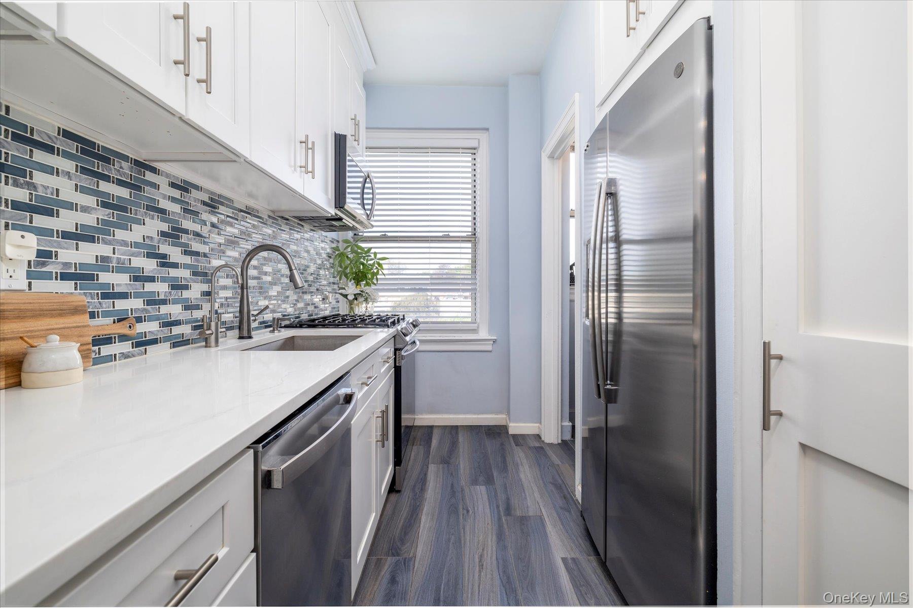 8 Barstow Road # 4J, Great Neck, NY 11021