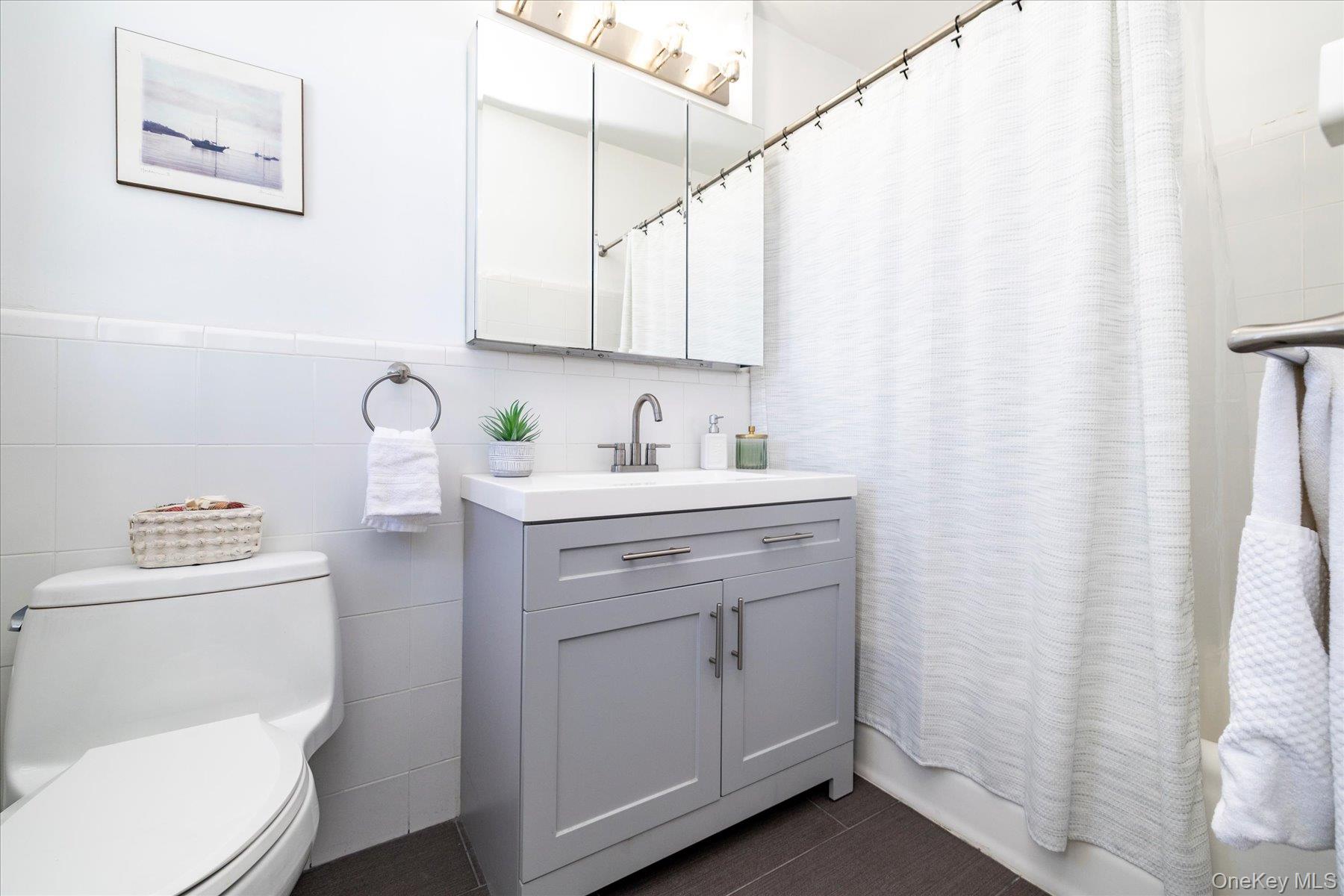 8 Barstow Road # 4J, Great Neck, NY 11021