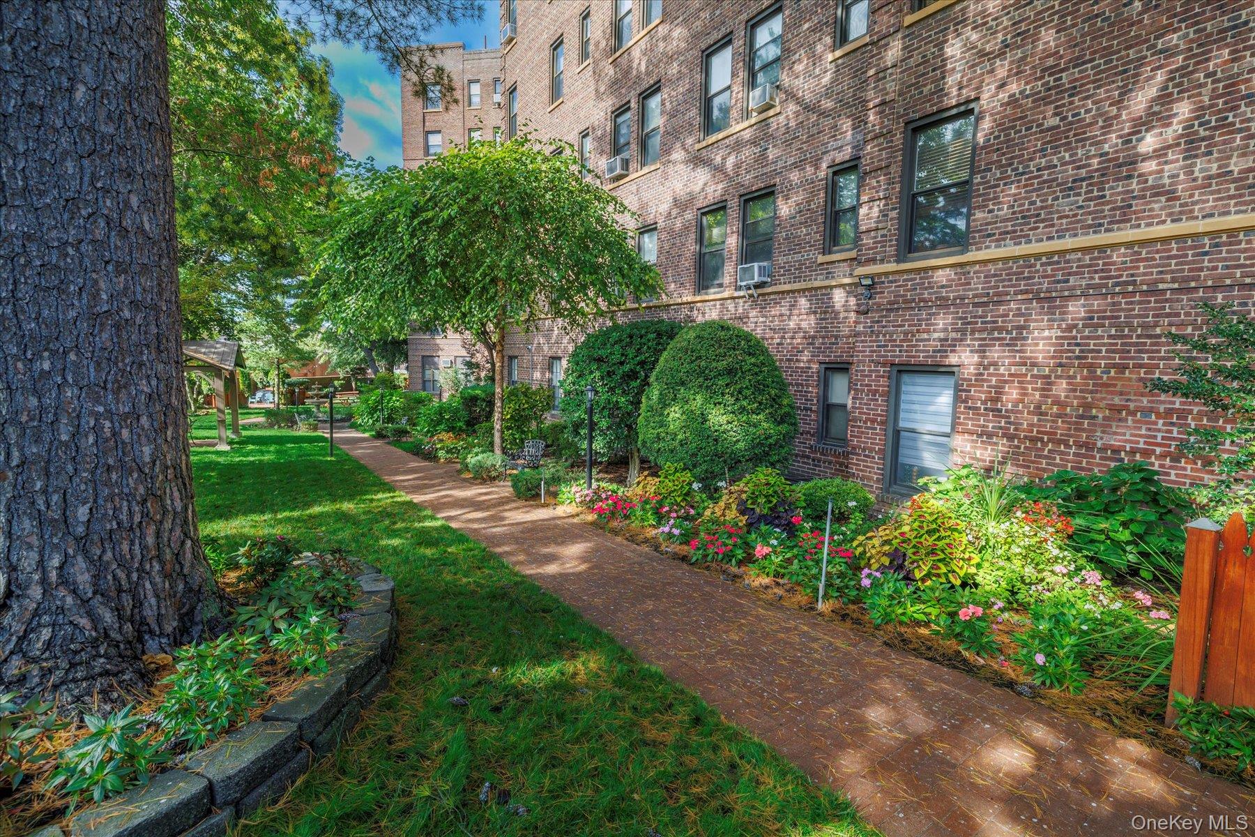 8 Barstow Road # 4J, Great Neck, NY 11021