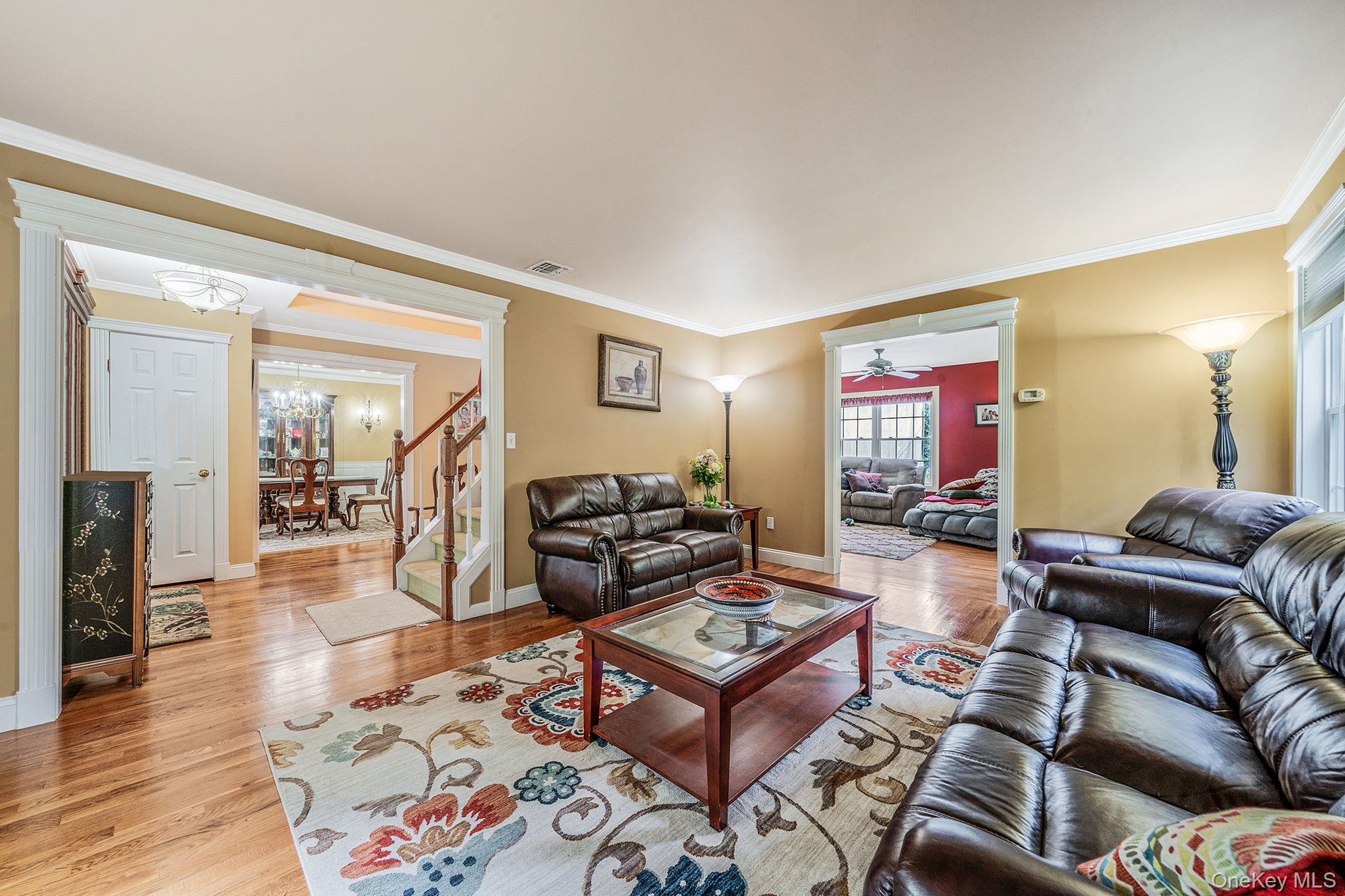 36 Vanderbilt Avenue, Saint James, NY 11780