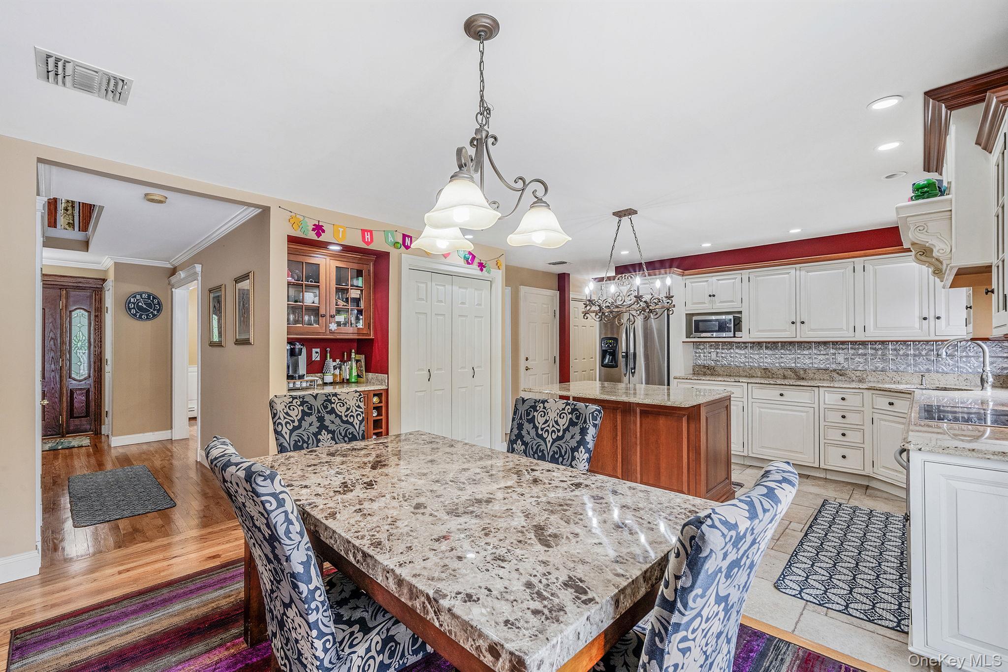 36 Vanderbilt Avenue, Saint James, NY 11780