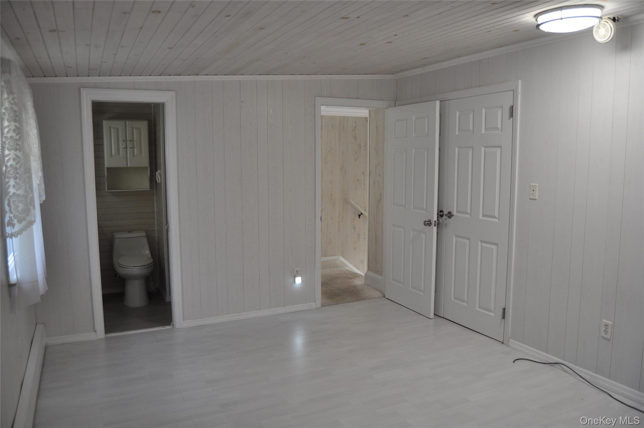 29 Woodlawn Avenue, Oakdale, NY 11769