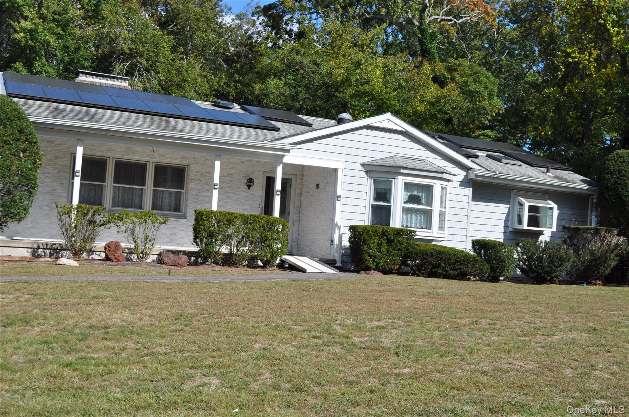 29 Woodlawn Avenue, Oakdale, NY 11769