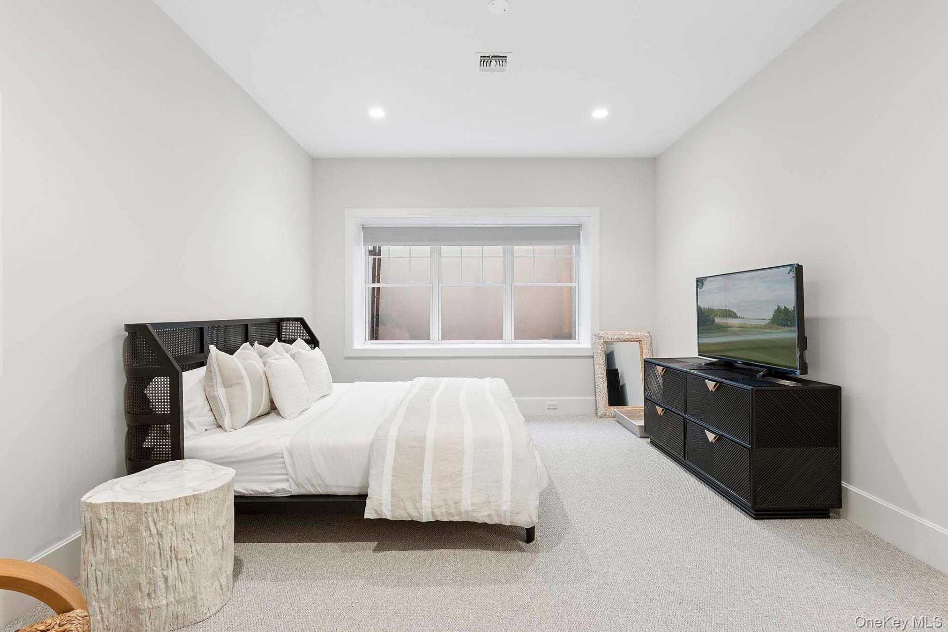 29 Broadway, Southampton, NY 11968