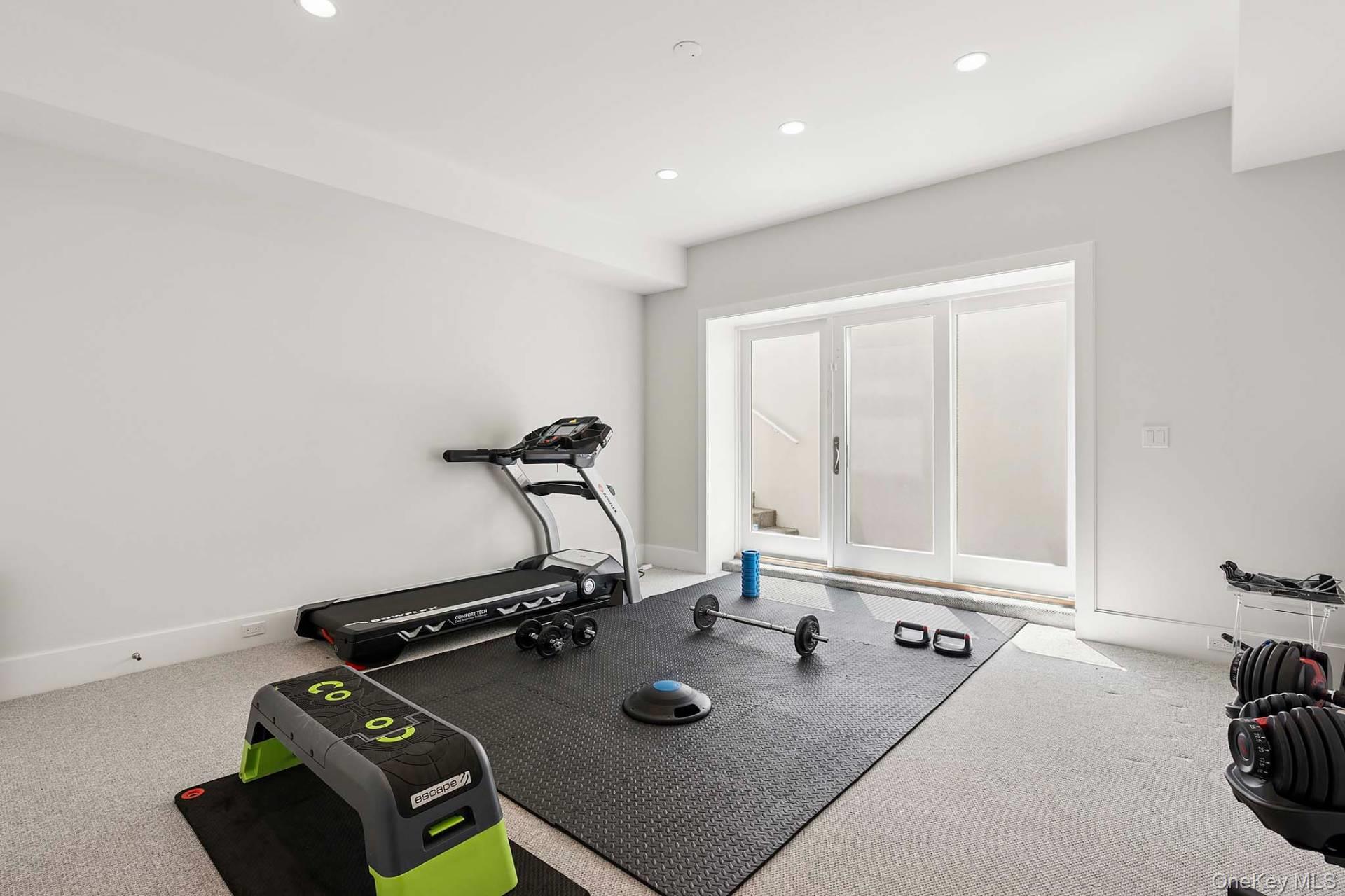 29 Broadway, Southampton, NY 11968