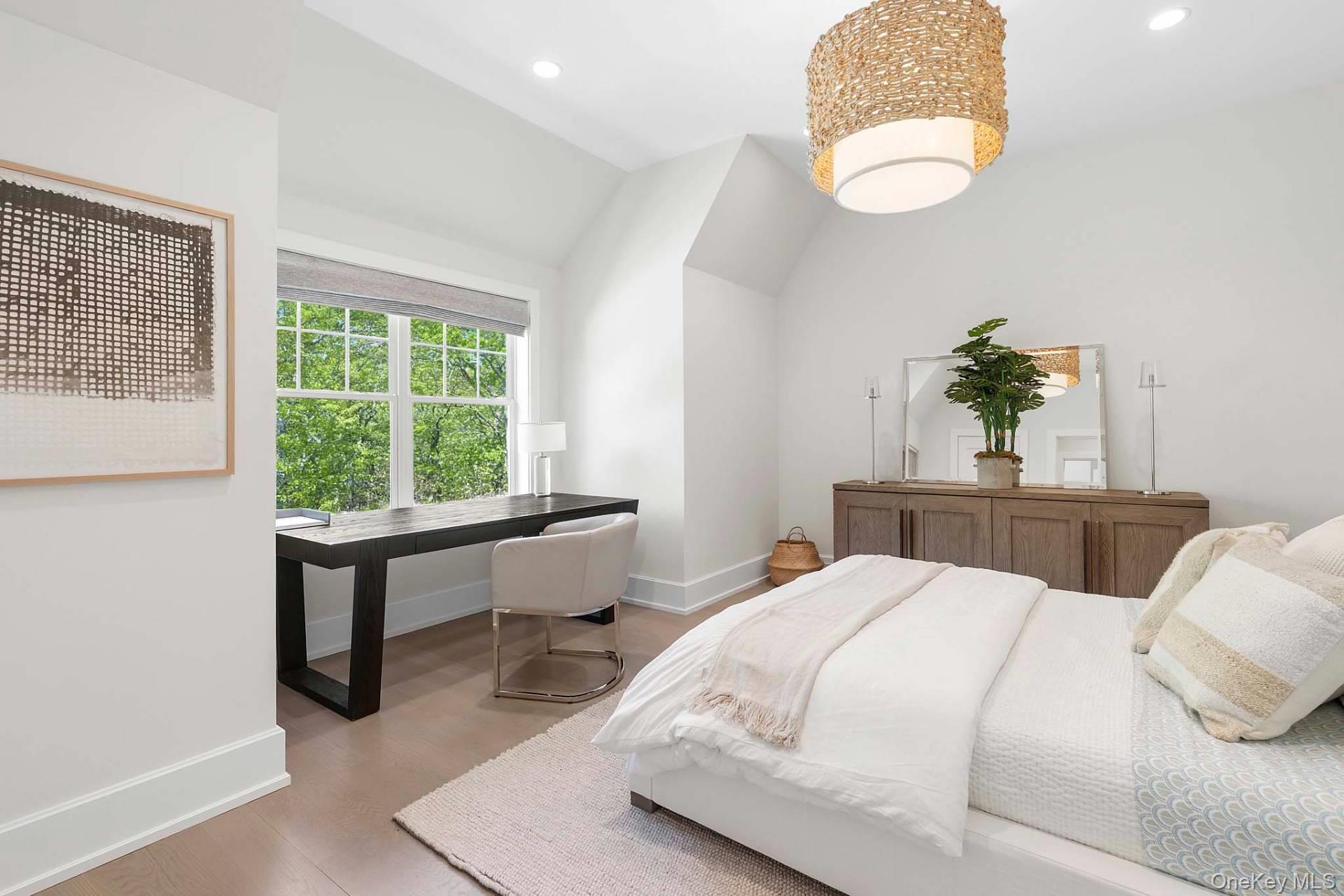 29 Broadway, Southampton, NY 11968