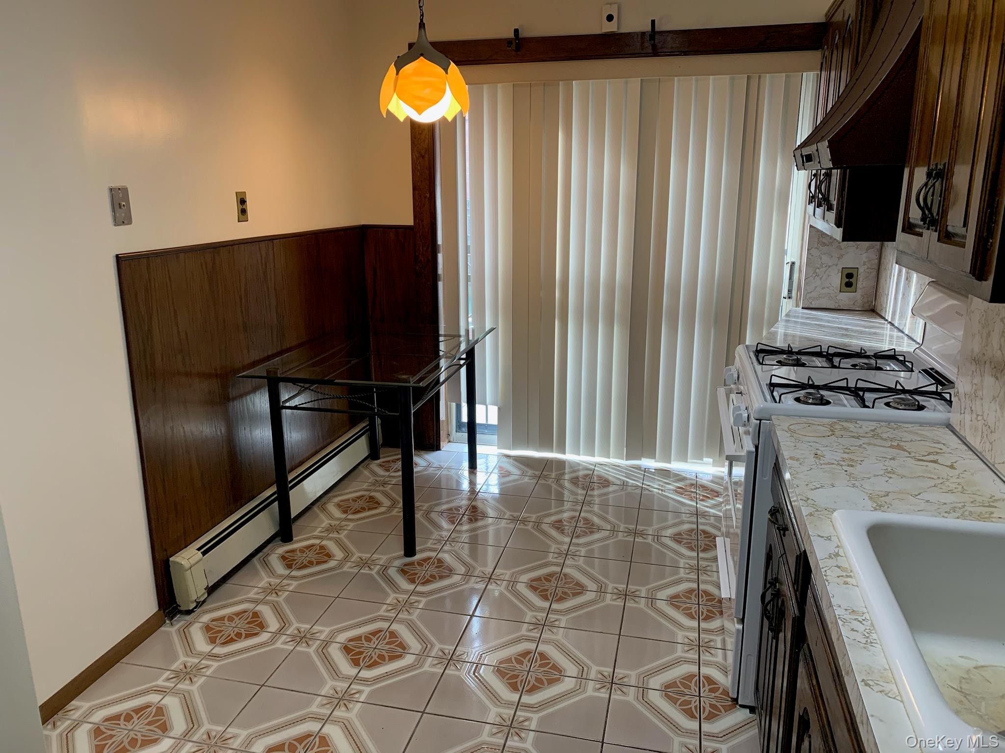 7704 85th Street, Glendale, NY 11385