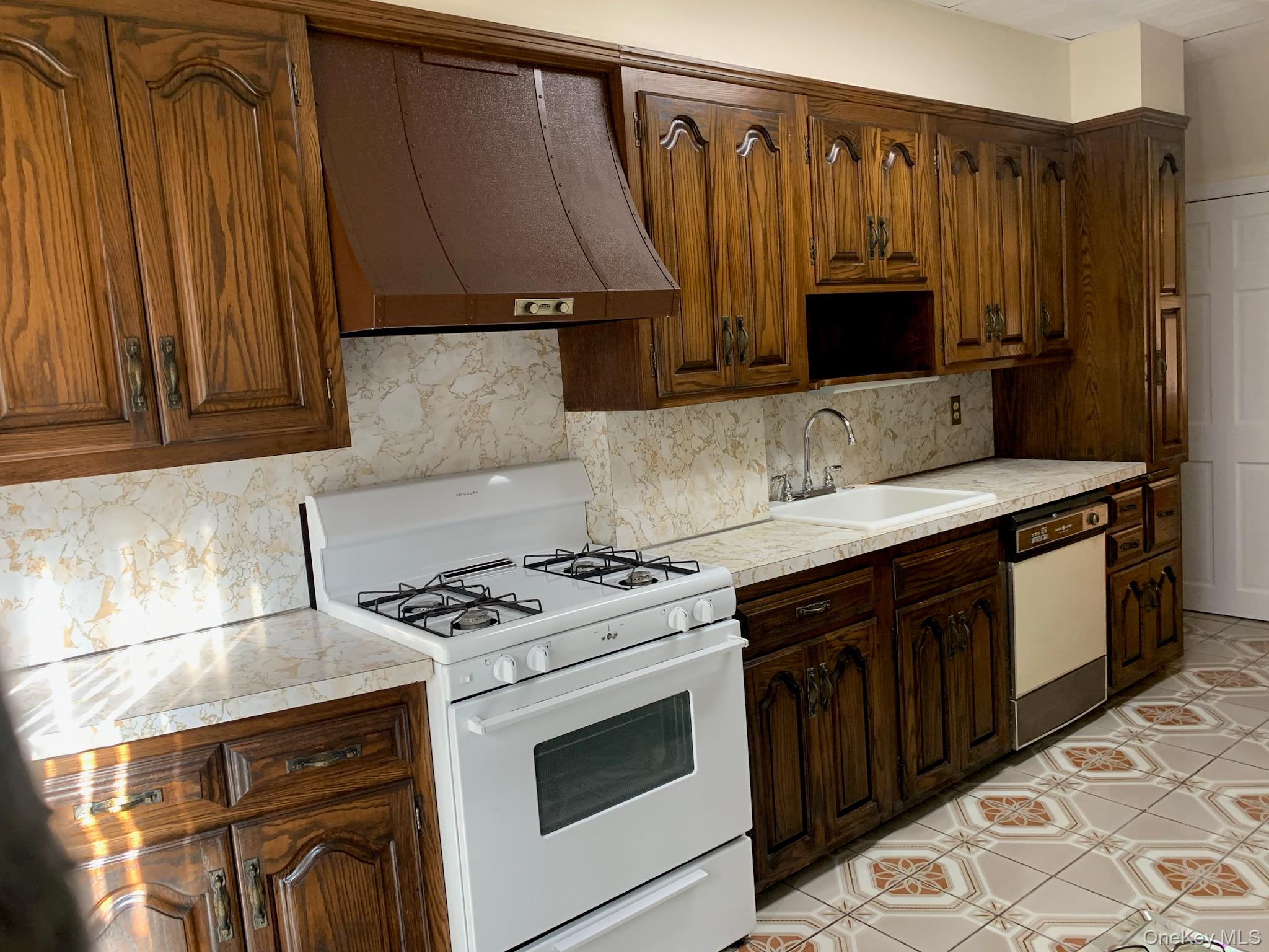 7704 85th Street, Glendale, NY 11385