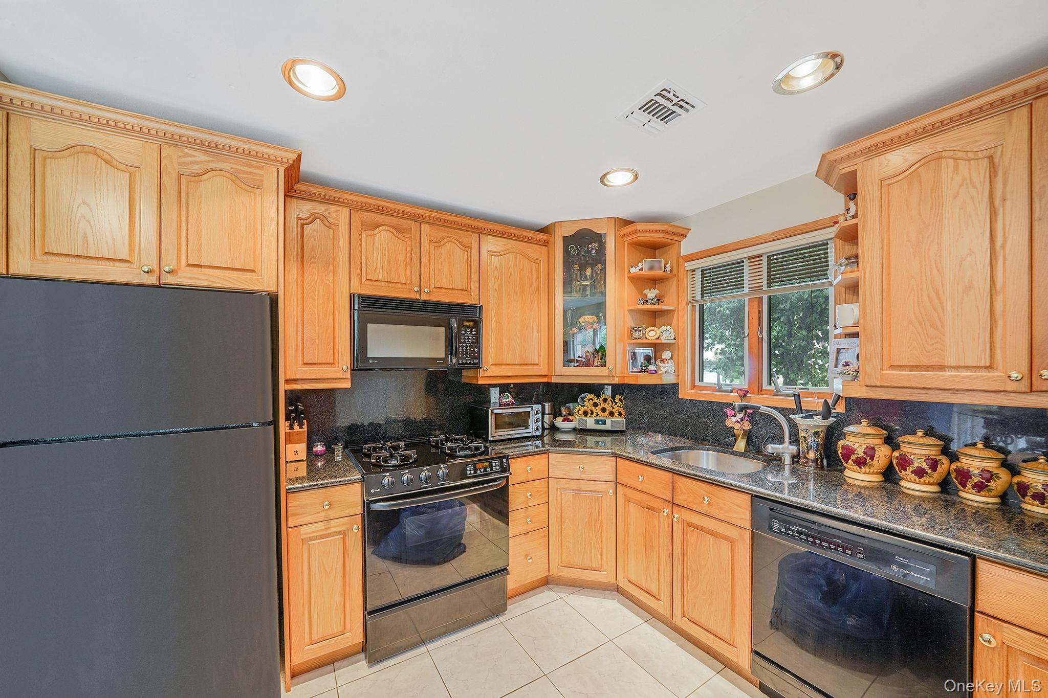 155 Bathgate St, Staten Island, NY 10312