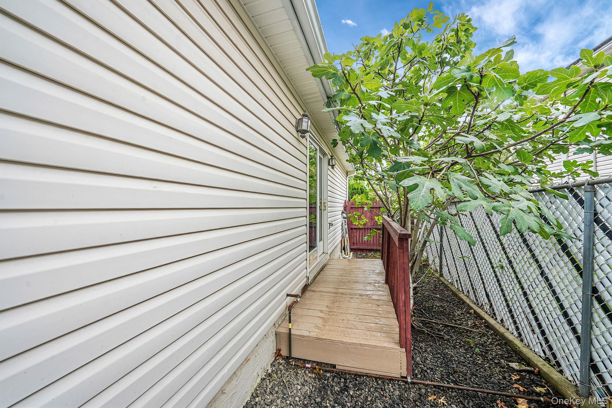 155 Bathgate St, Staten Island, NY 10312