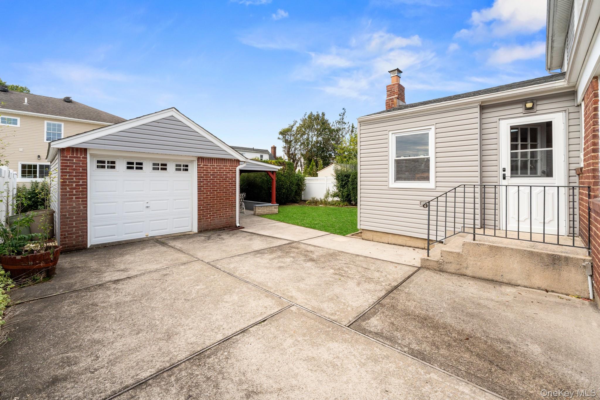 239 White Road, Mineola, NY 11501