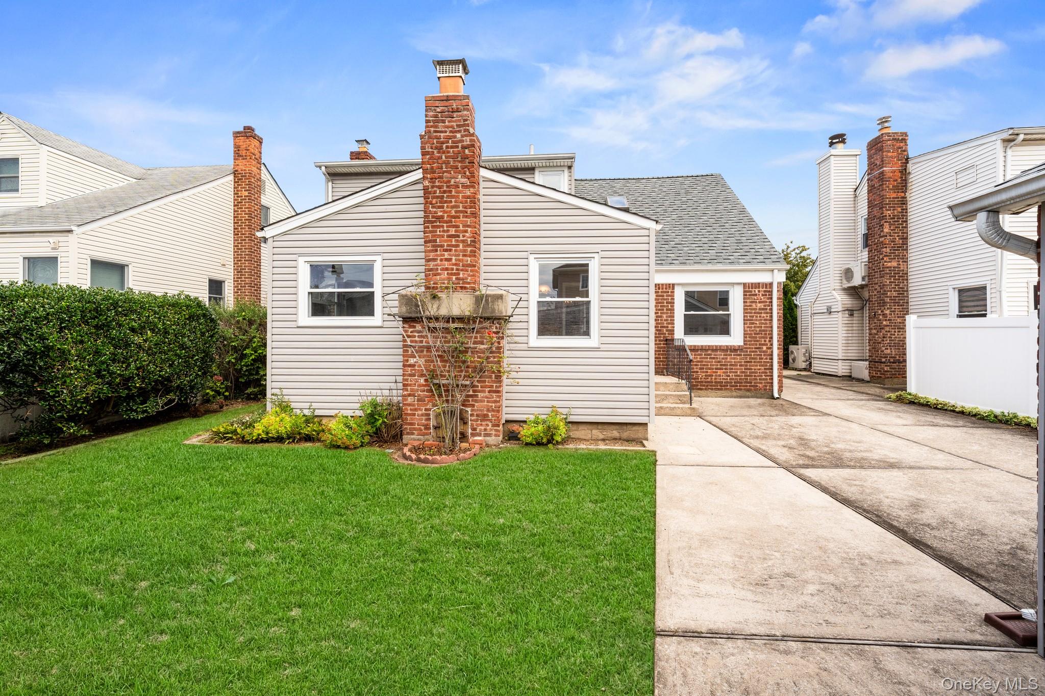 239 White Road, Mineola, NY 11501