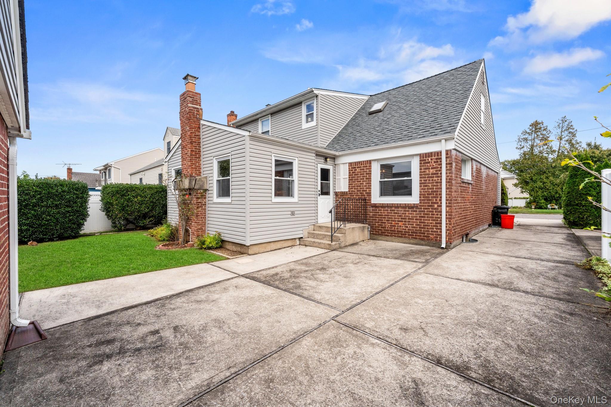 239 White Road, Mineola, NY 11501