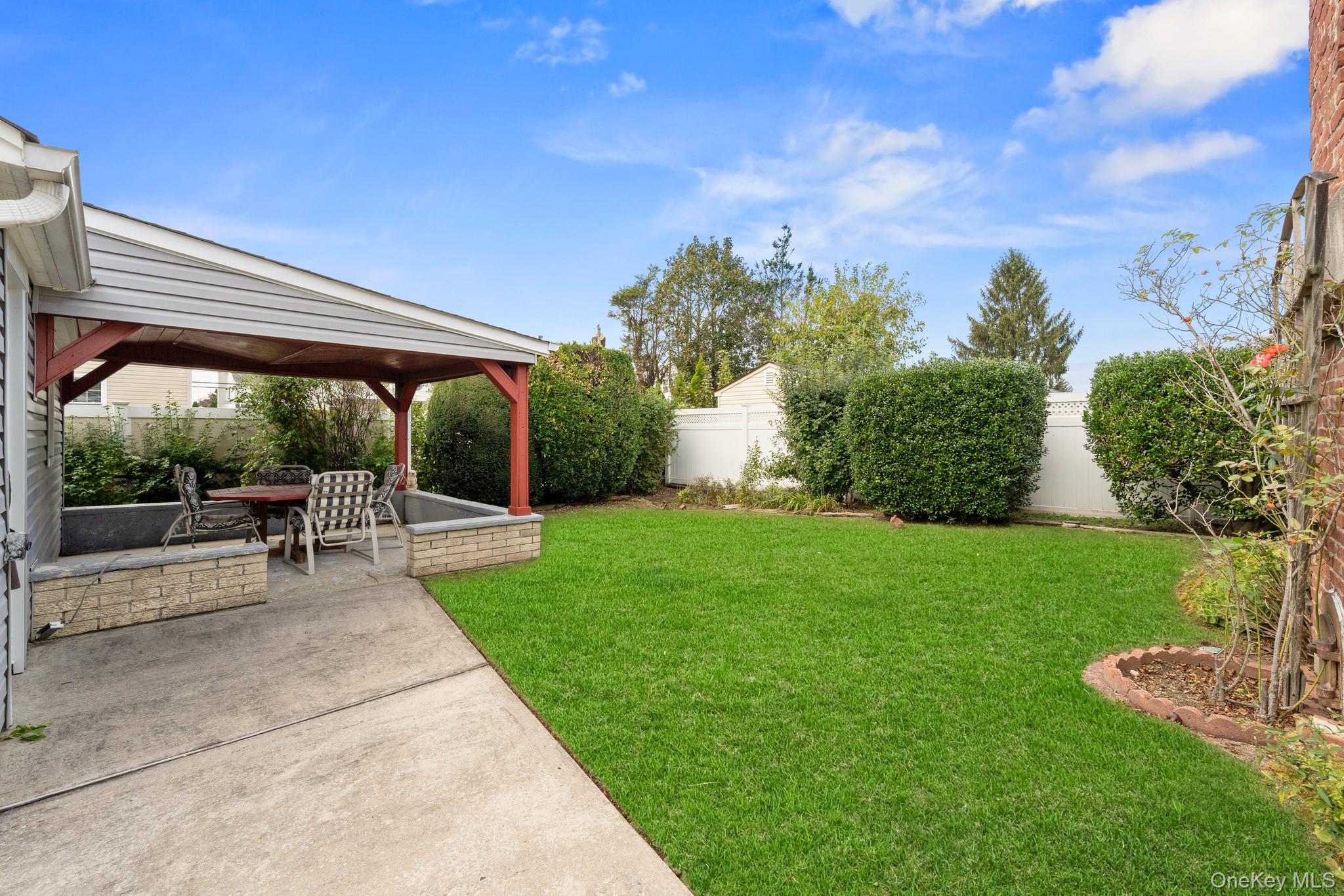 239 White Road, Mineola, NY 11501