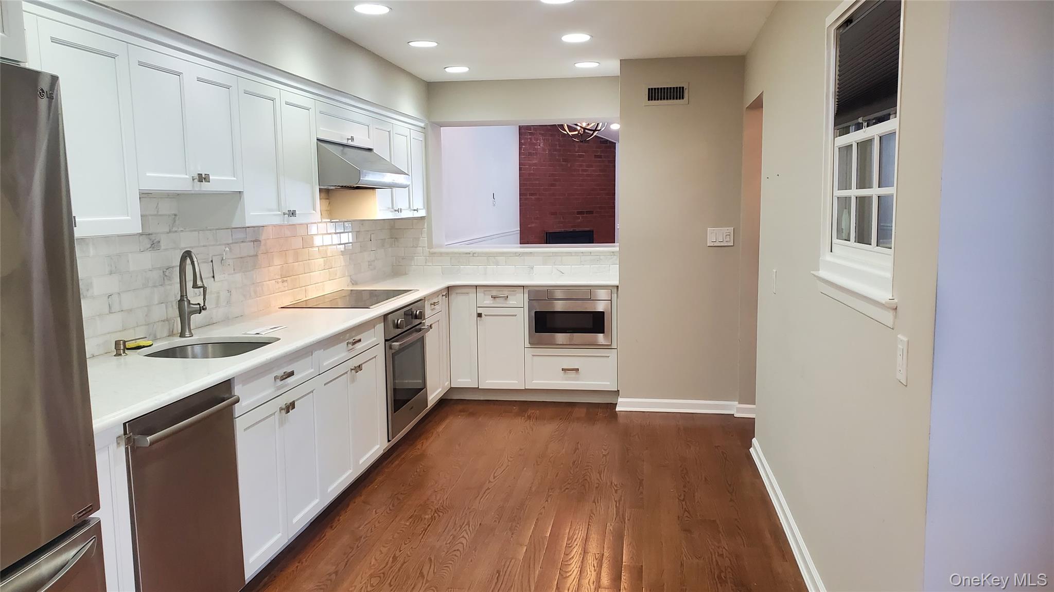 91 Duck Pond Drive, Manhasset, NY 11030