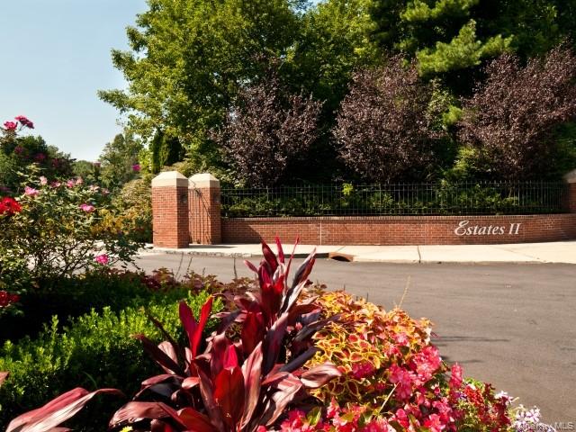 91 Duck Pond Drive, Manhasset, NY 11030