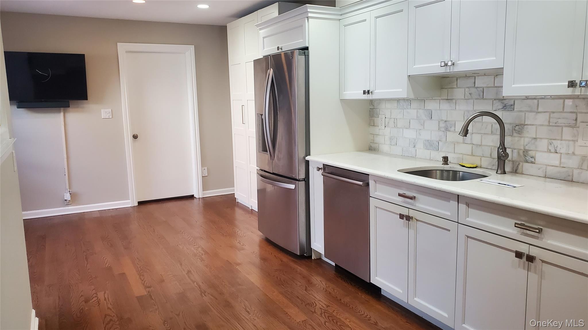 91 Duck Pond Drive, Manhasset, NY 11030