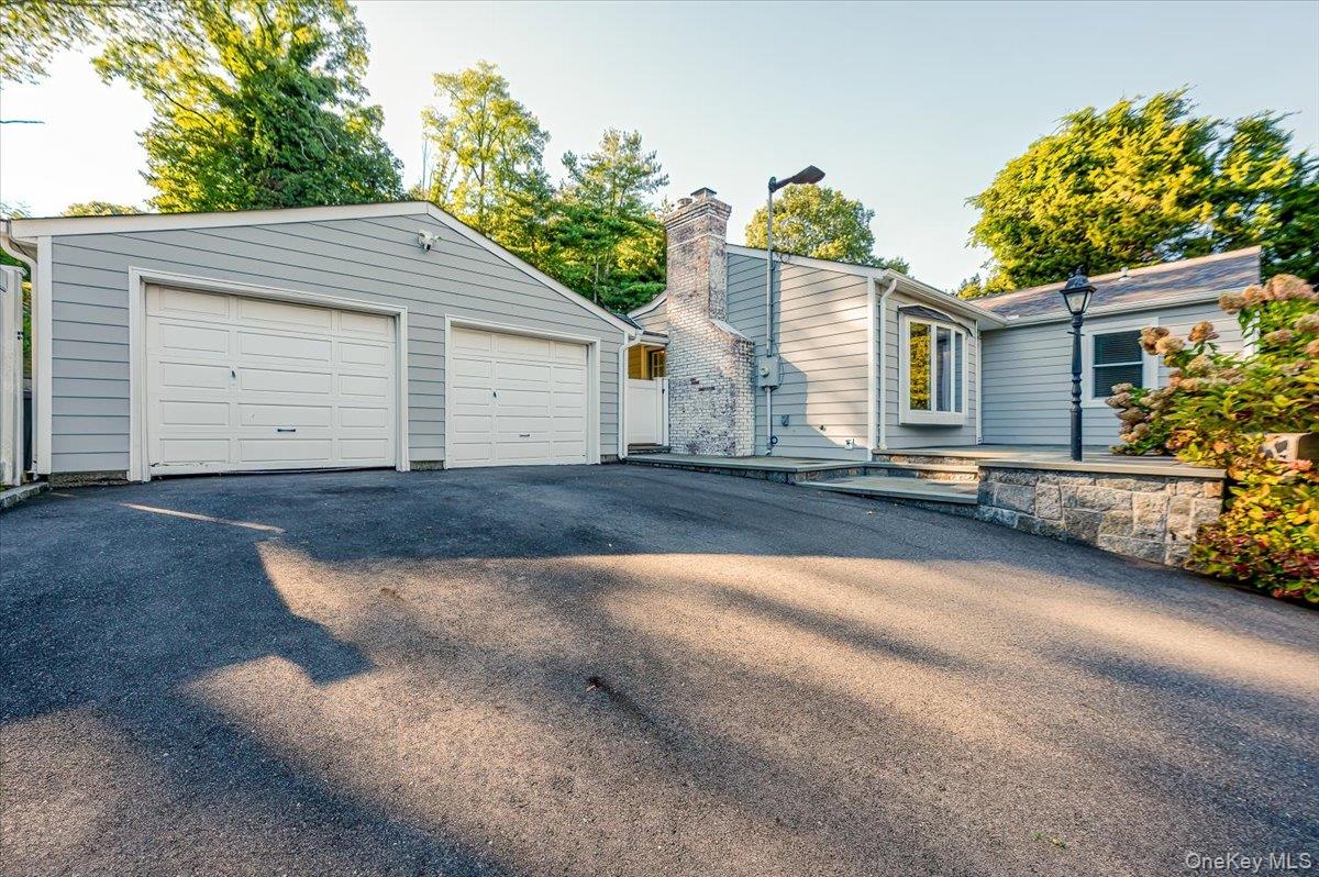 17 Dumbarton Drive, Huntington, NY 11743