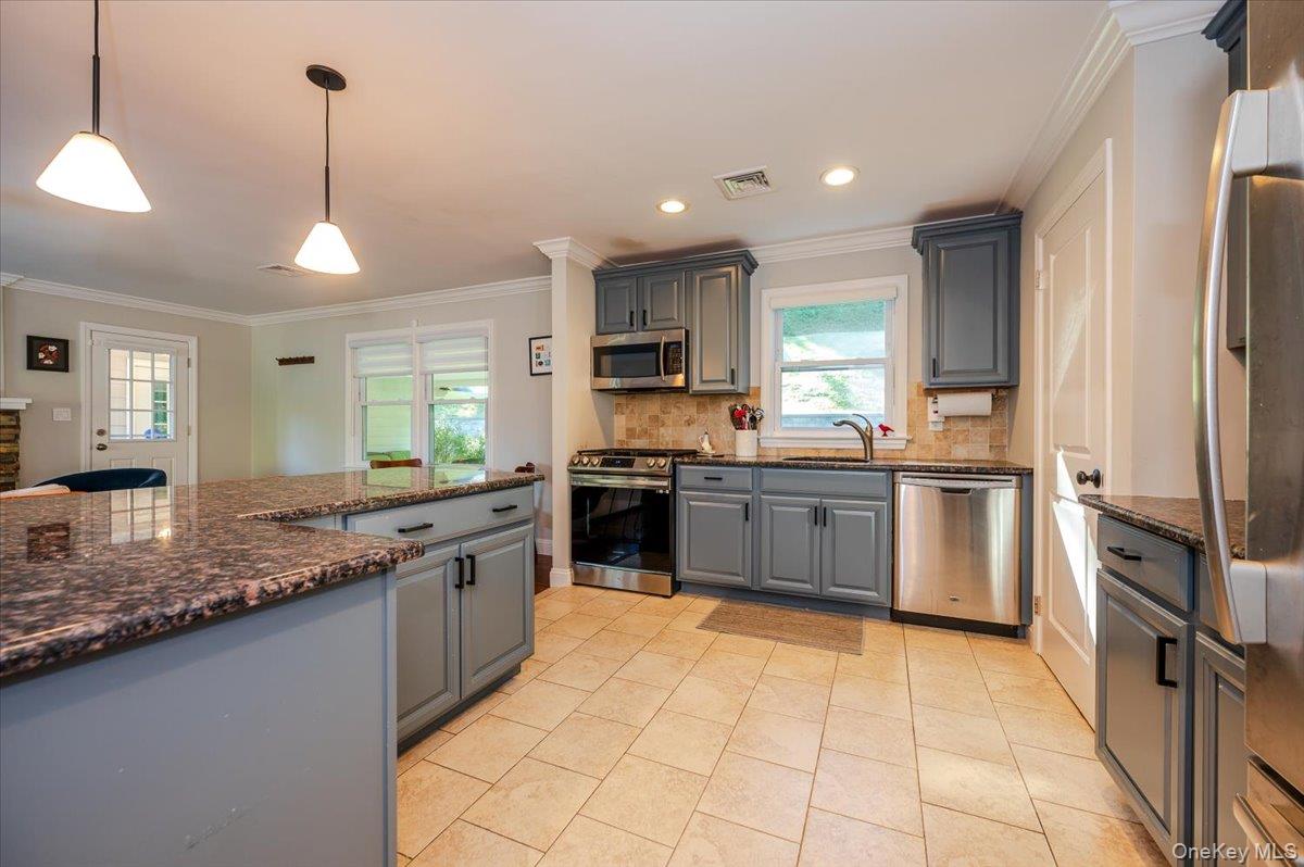 17 Dumbarton Drive, Huntington, NY 11743