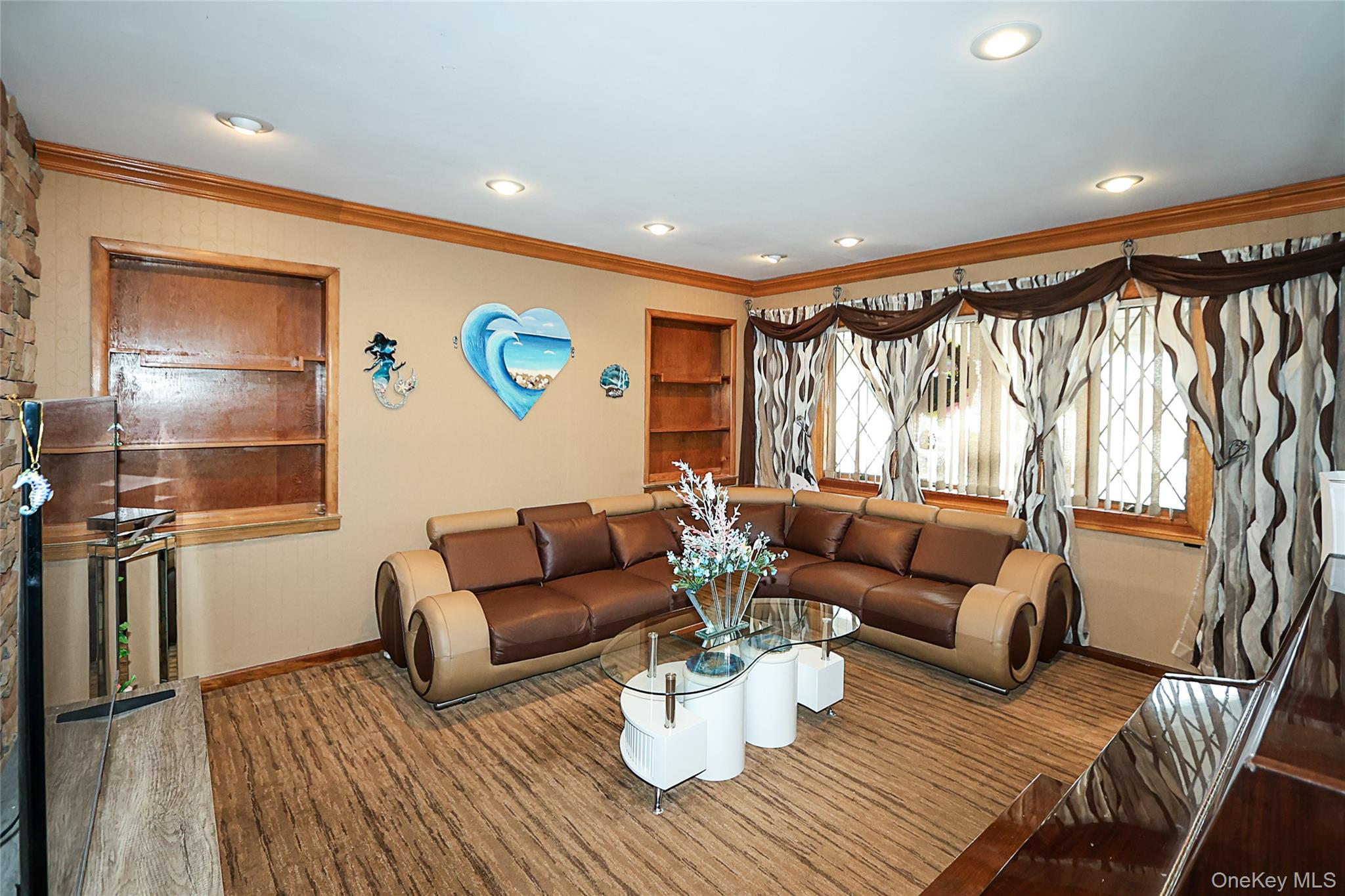 993 Ferngate Drive, Franklin Square, NY 11010