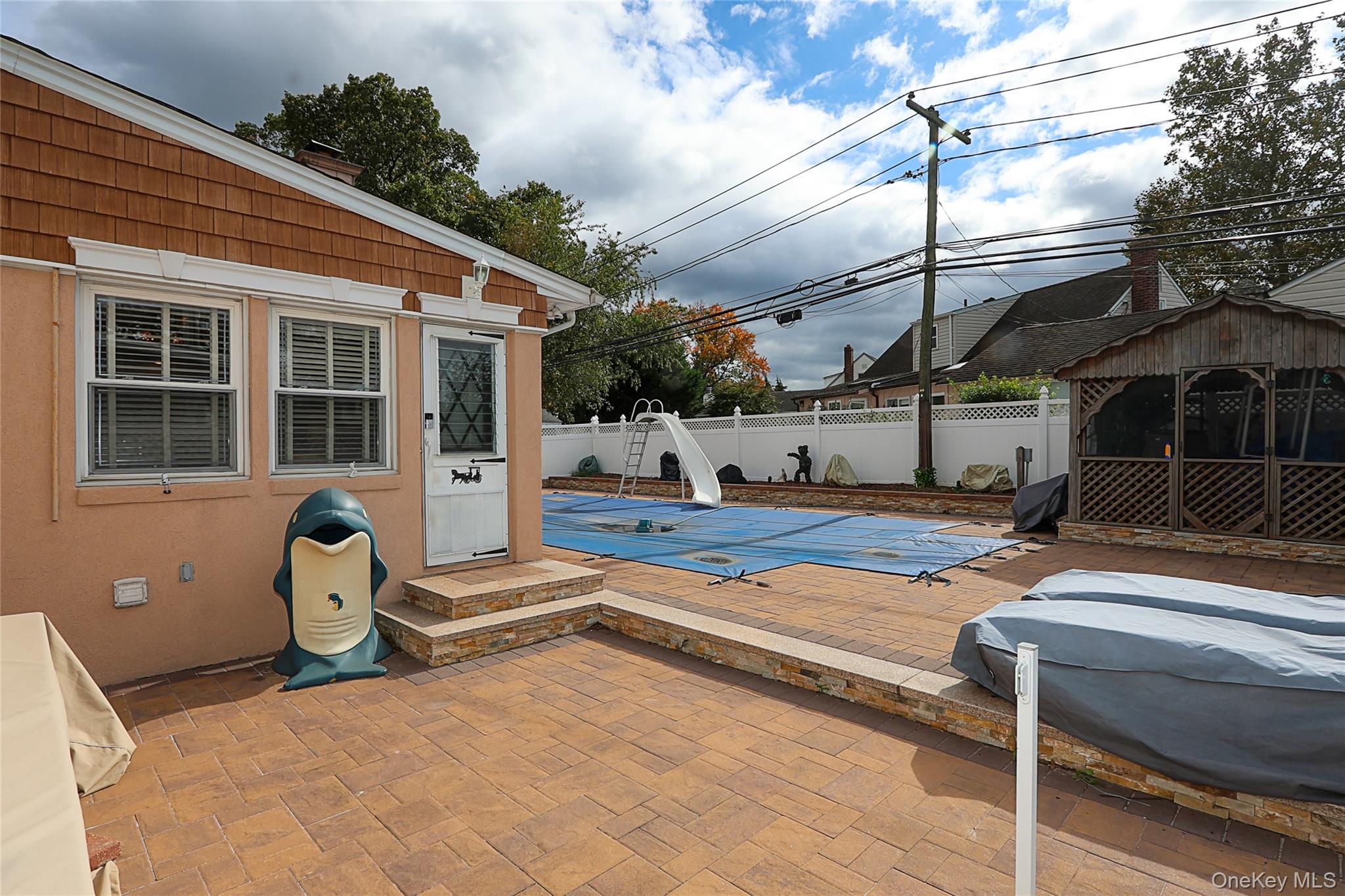 993 Ferngate Drive, Franklin Square, NY 11010