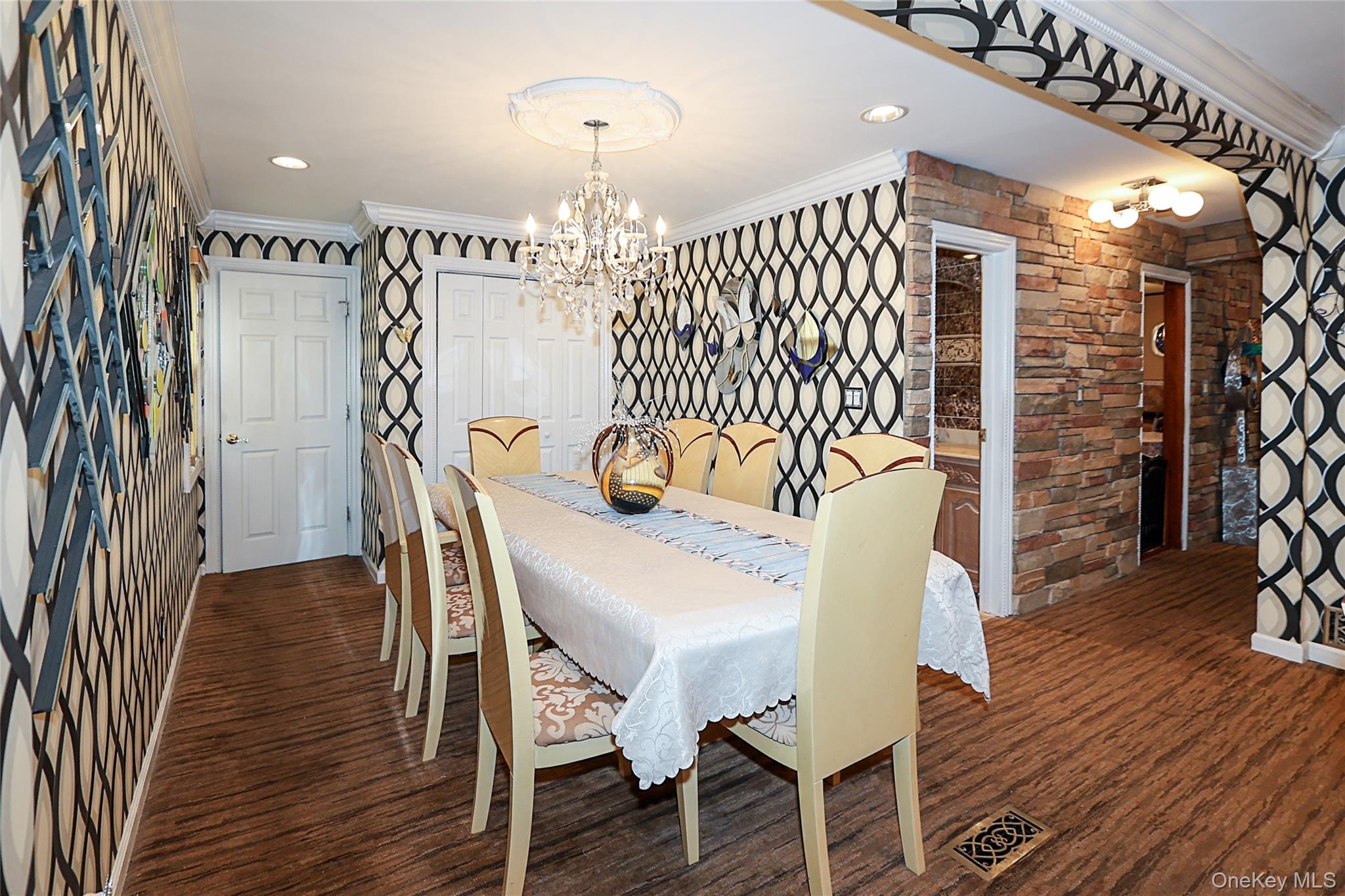 993 Ferngate Drive, Franklin Square, NY 11010