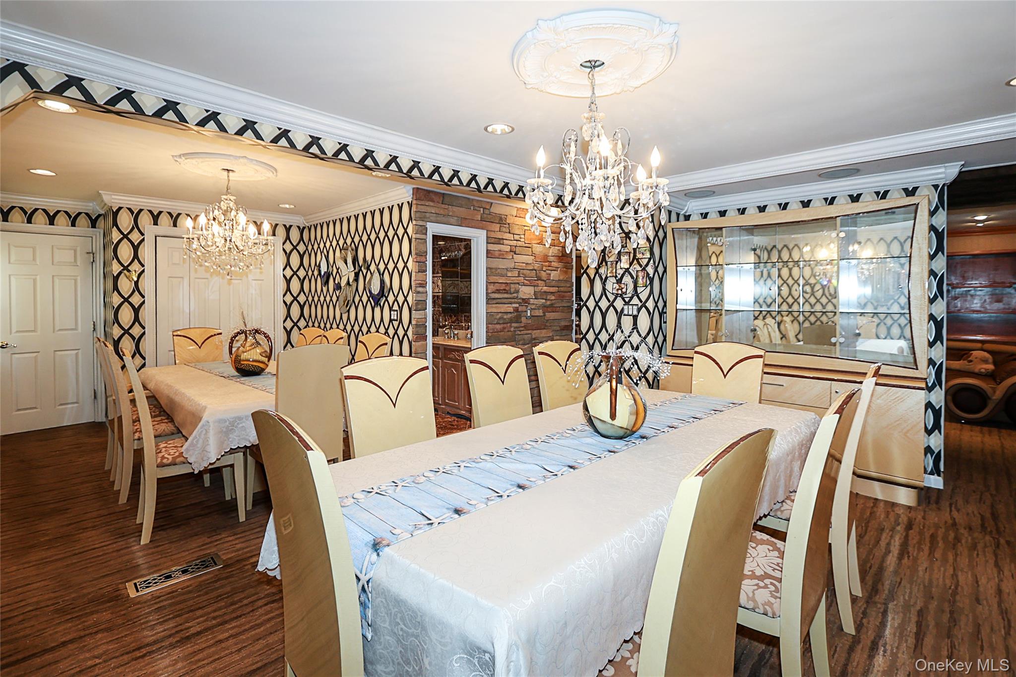 993 Ferngate Drive, Franklin Square, NY 11010