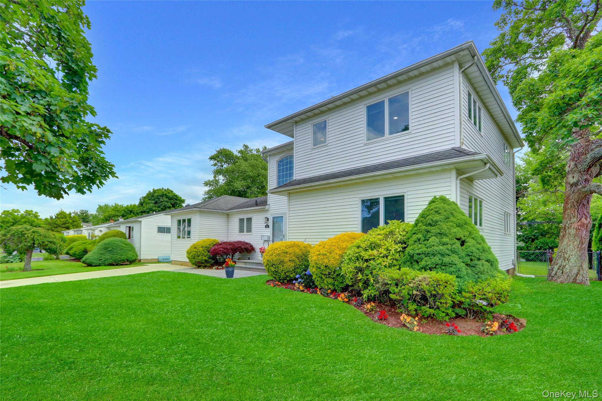 23 Lillian Lane, Plainview, NY 11803