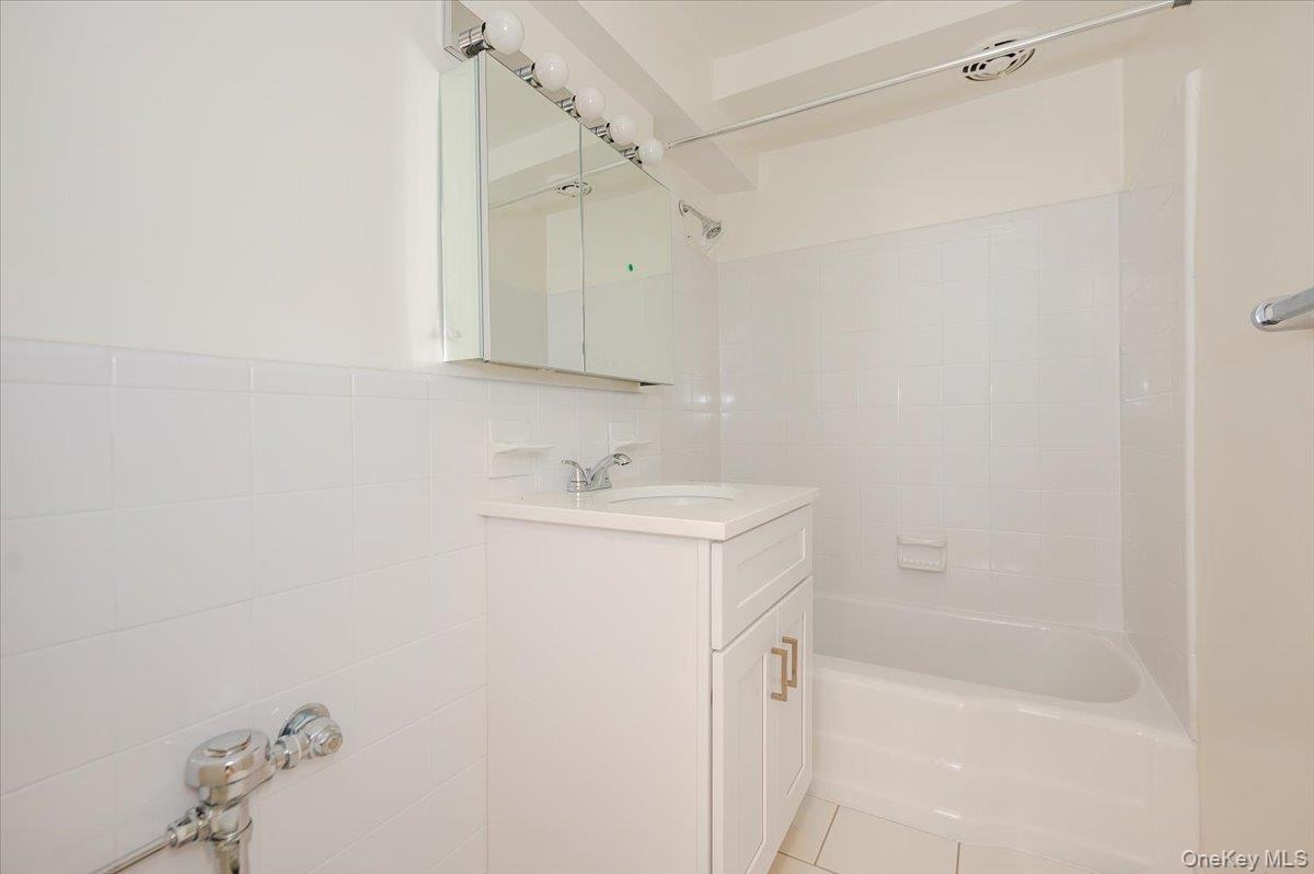 99 Randall Avenue # 2-J, Freeport, NY 11520